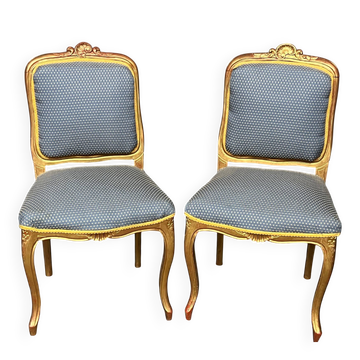 Paire de chaises de style Louis XV avec cadres dorés.