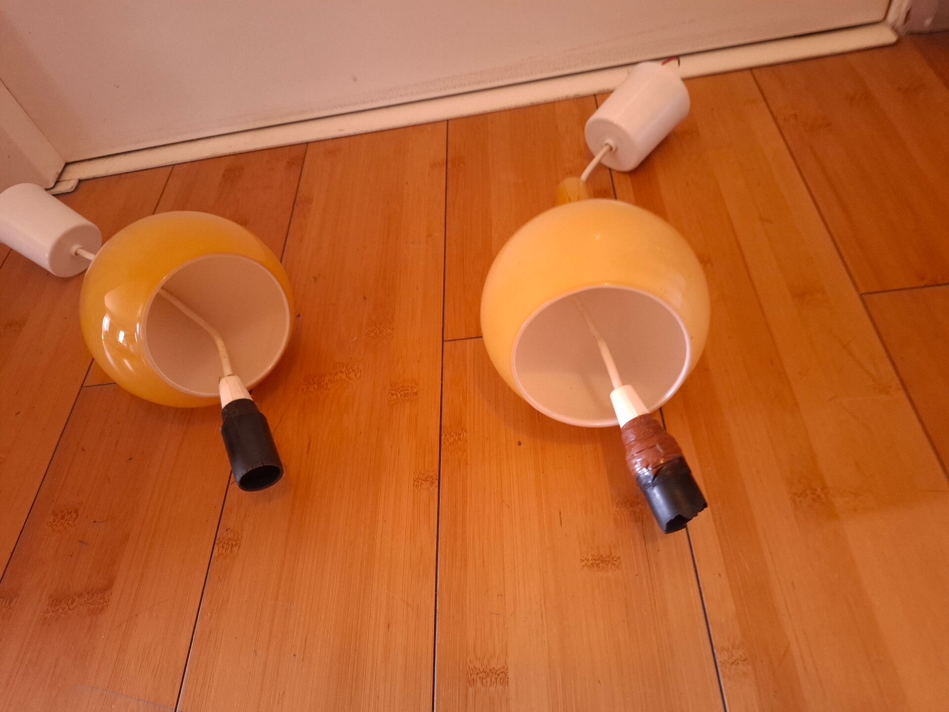 Suspension in opaline water droplet