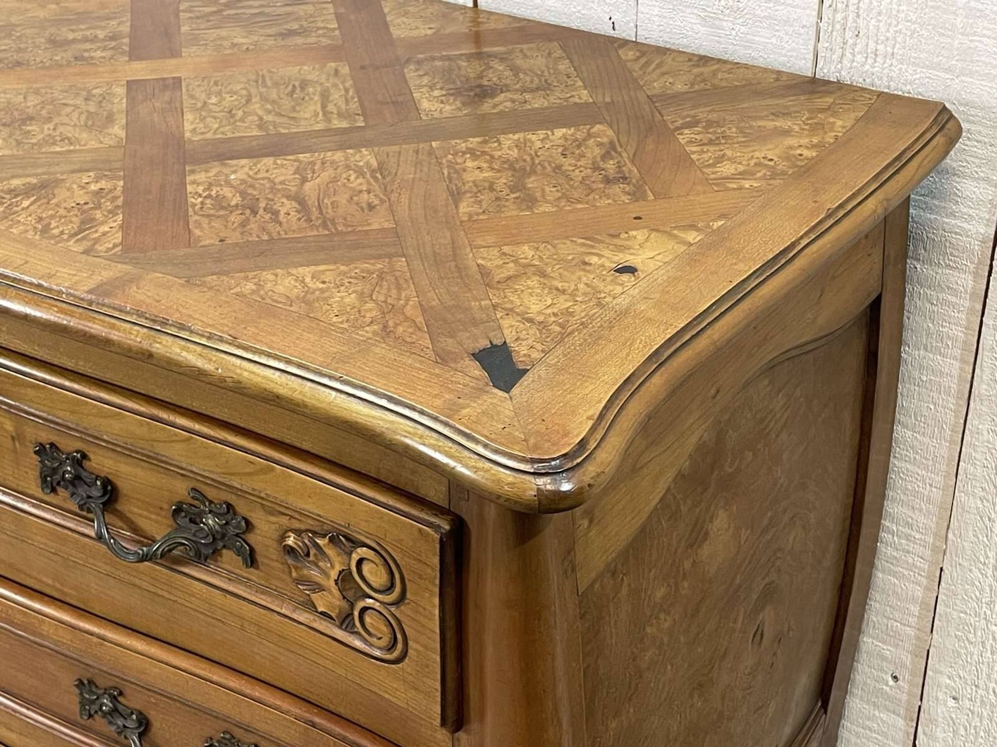 Commode de style Louis XV des années 1950 en merisier et loupe d'orme