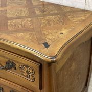 Commode de style Louis XV des années 1950 en merisier et loupe d'orme