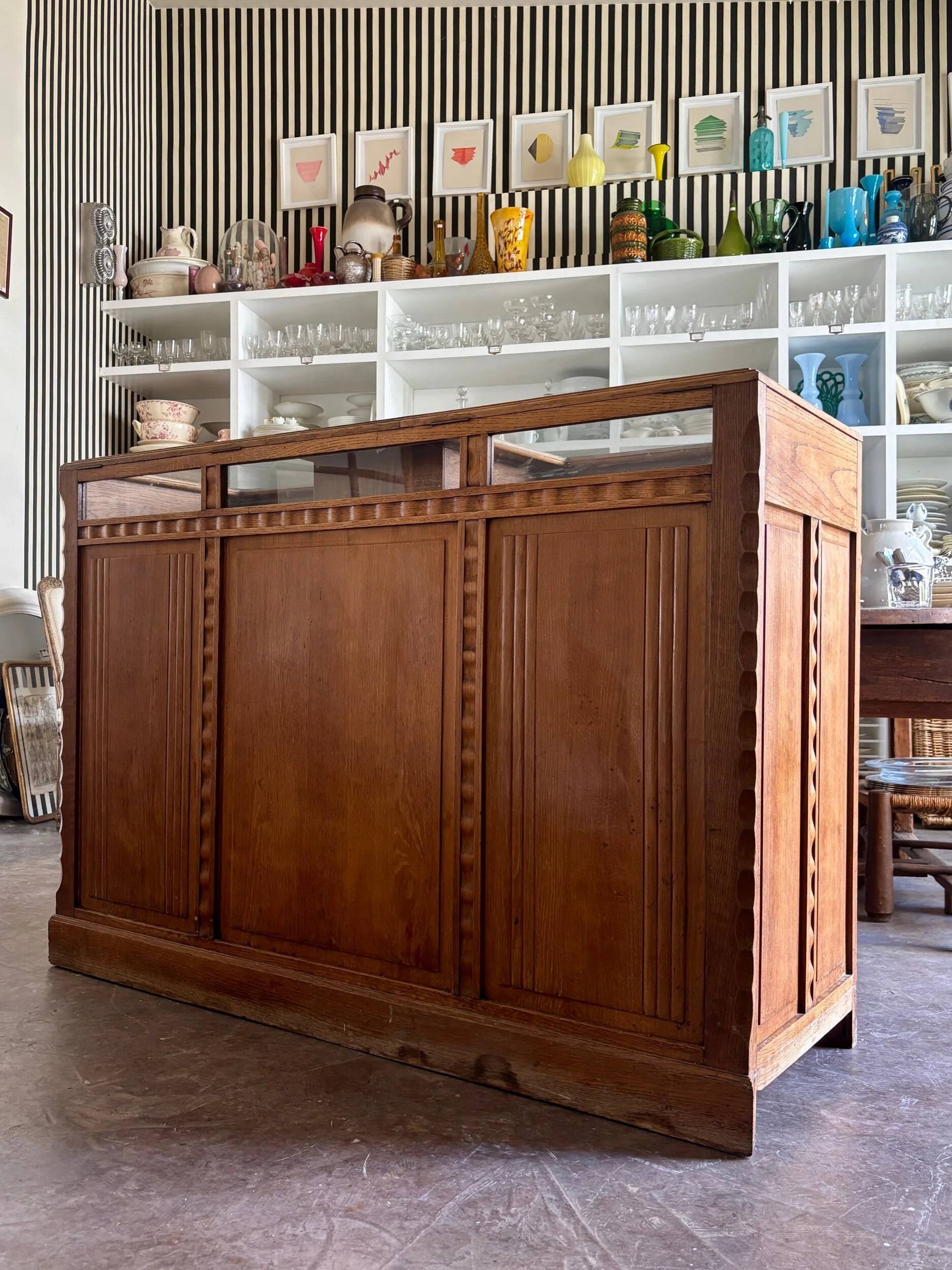 Counter, glass-fronted wooden workbench in dark wood, 8 drawers.