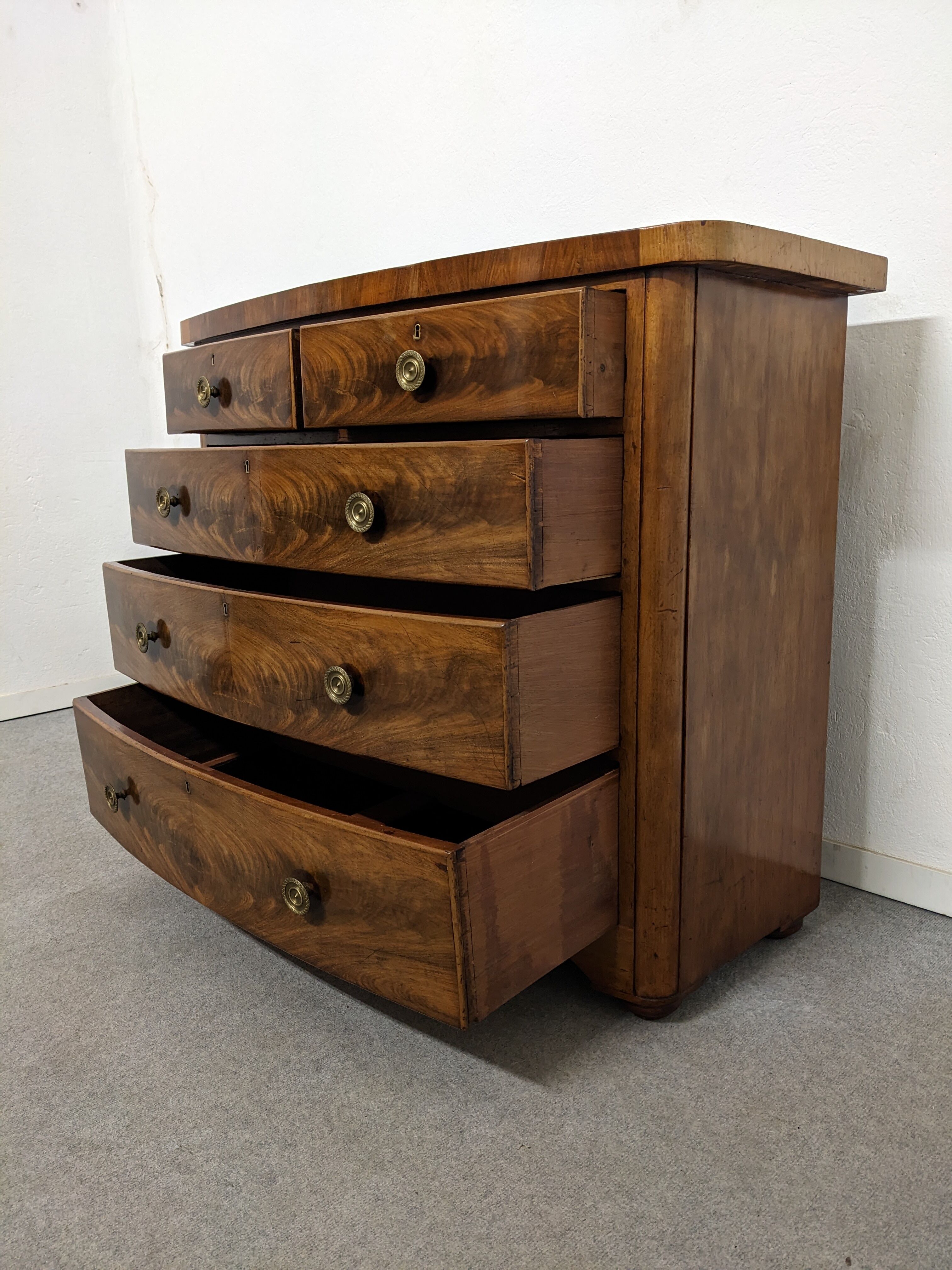 English mahogany chest of drawers circa 1900