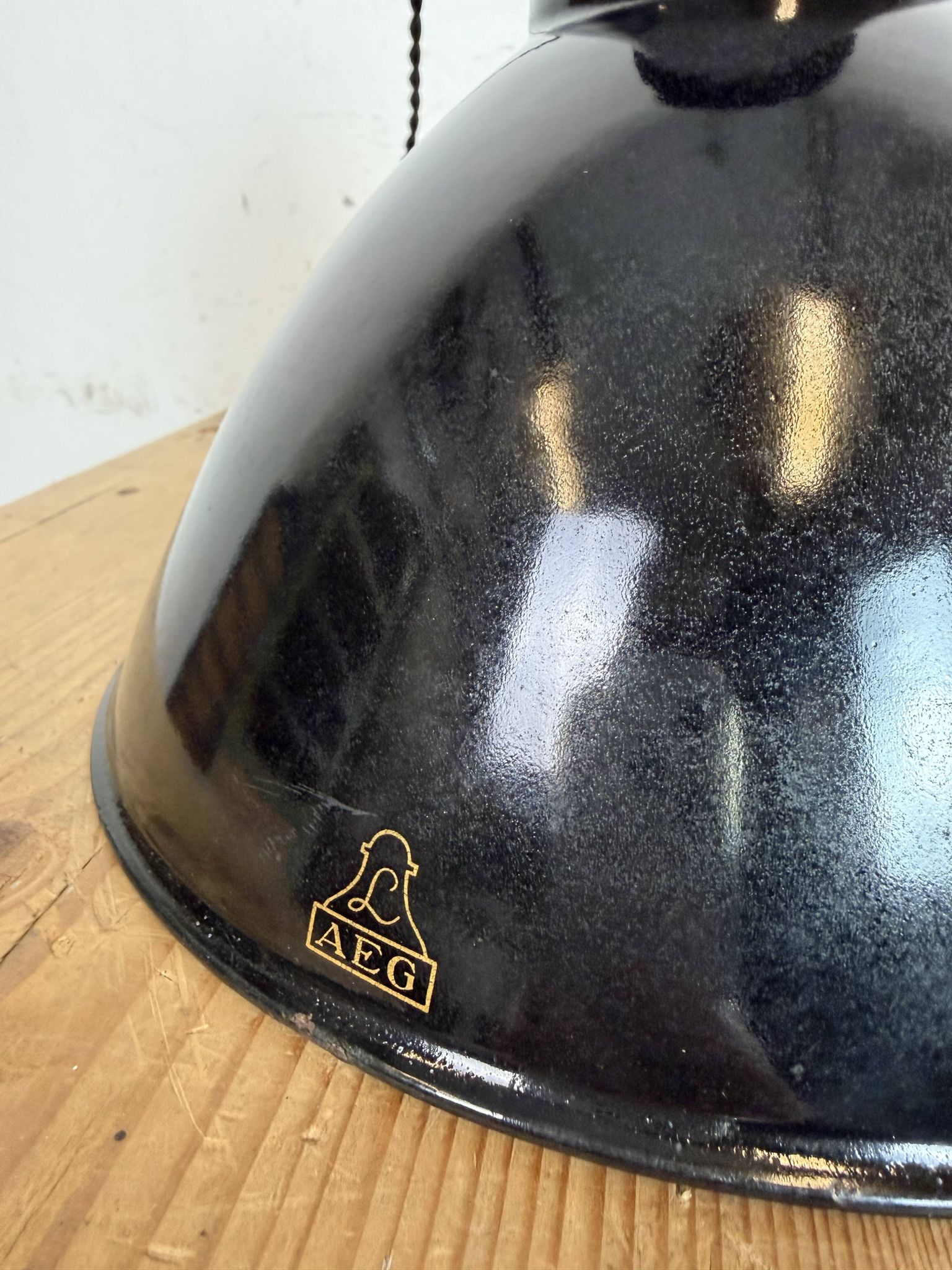 Lampe suspendue industrielle en émail noir de AEG, années 1930