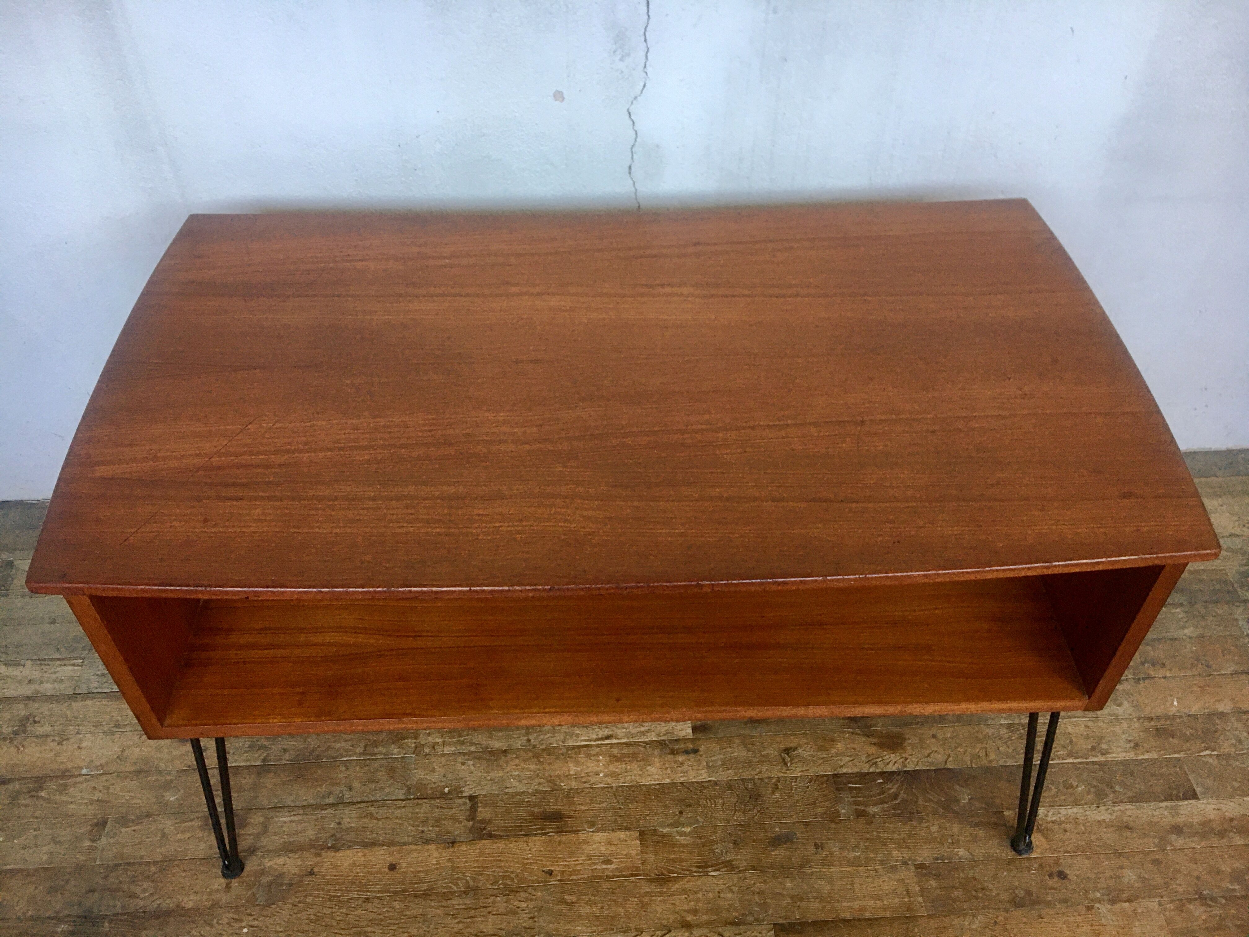 Bureau scandinave en teck avec piétement eiffel métal noir  1950 1960