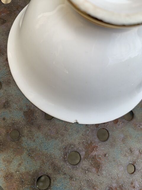 Coffee or tea service consists of 4 cups and 4 saucers in porcelain and vintage golden handles