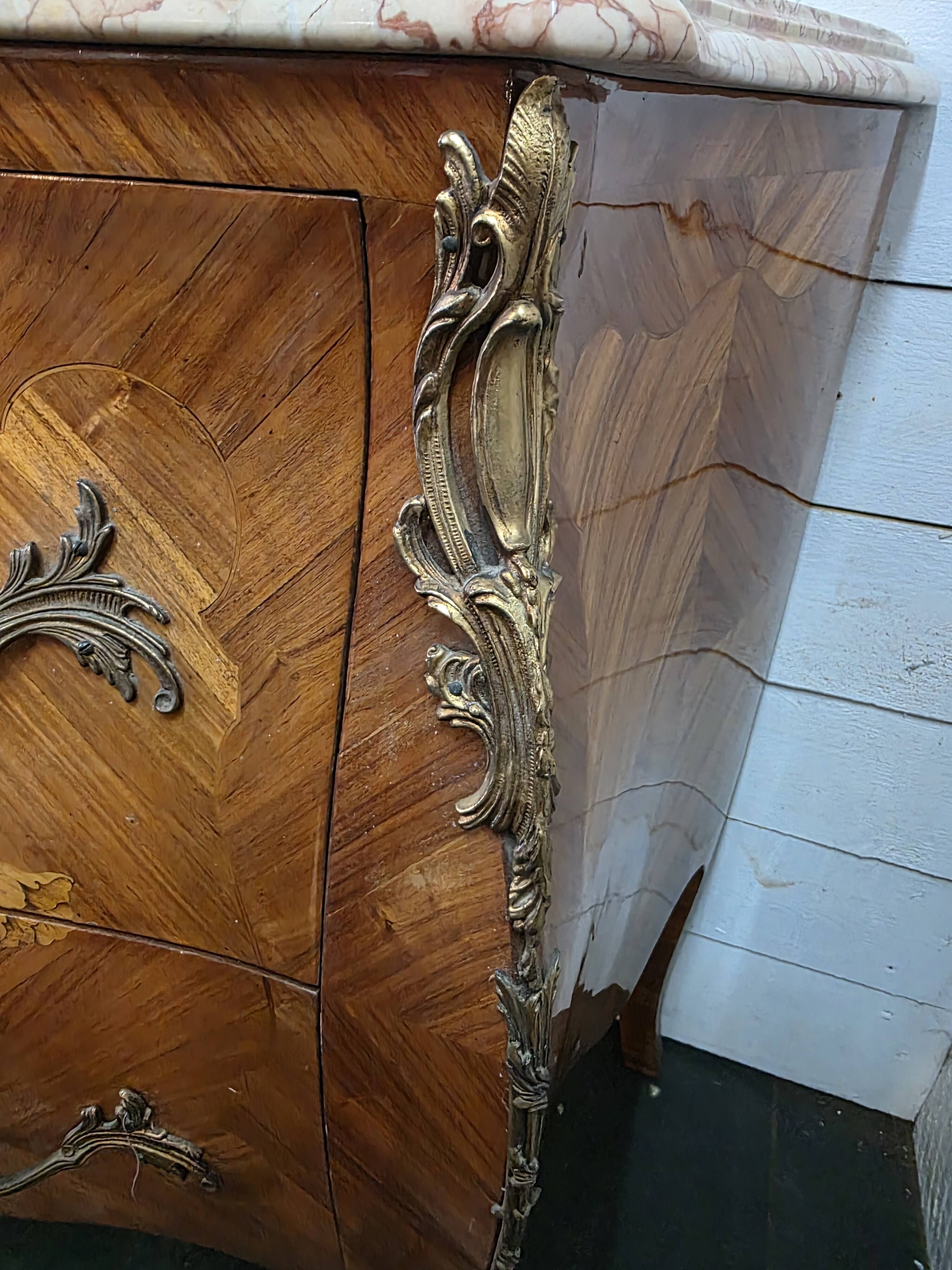 Louis XV style curved chest of drawers in marquetry
