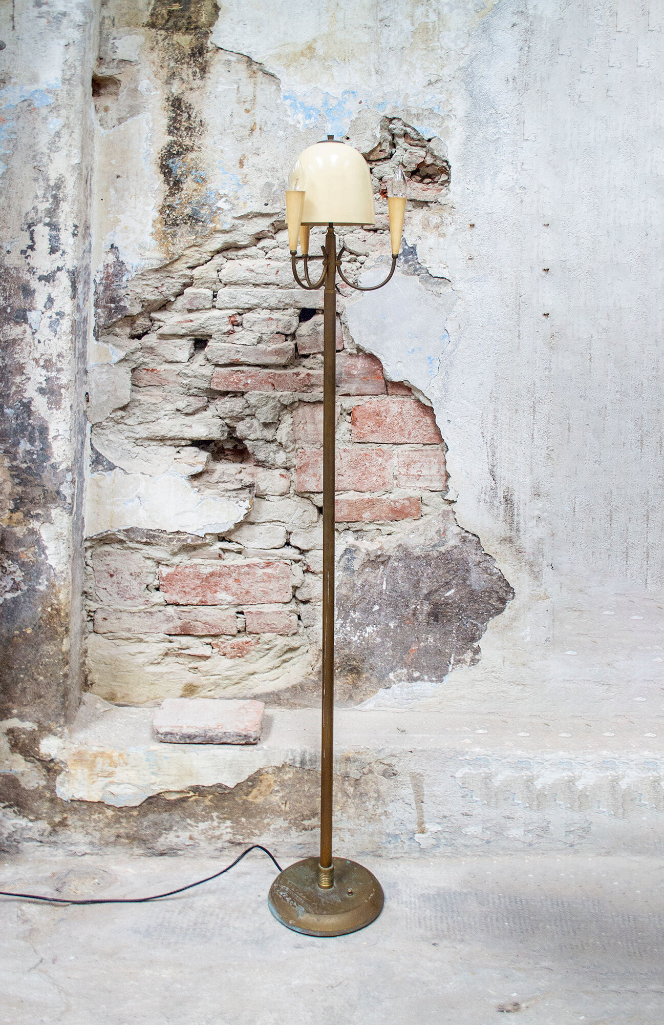 Floor lamp in brass and lacquered aluminum Italia Anni '50