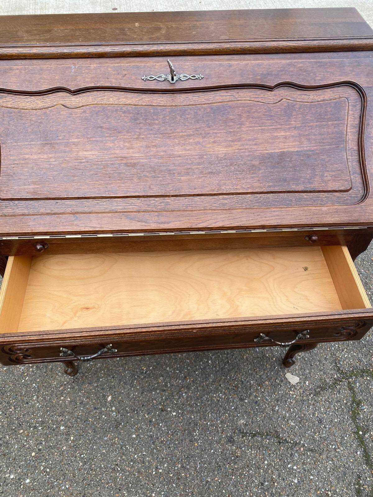 Secretary desk with slanted top and 3 drawers in Louis XV style.