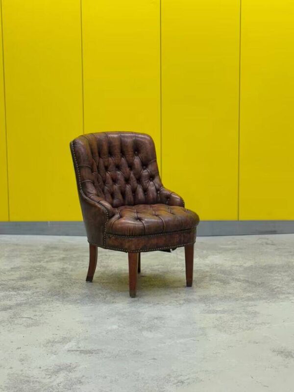 Fauteuil Chesterfield original anglais - Cuir vintage antique marron