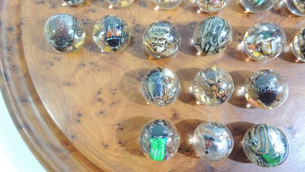 Jeu de solitaire vintage en bois avec billes en résine et insectes – Madaga