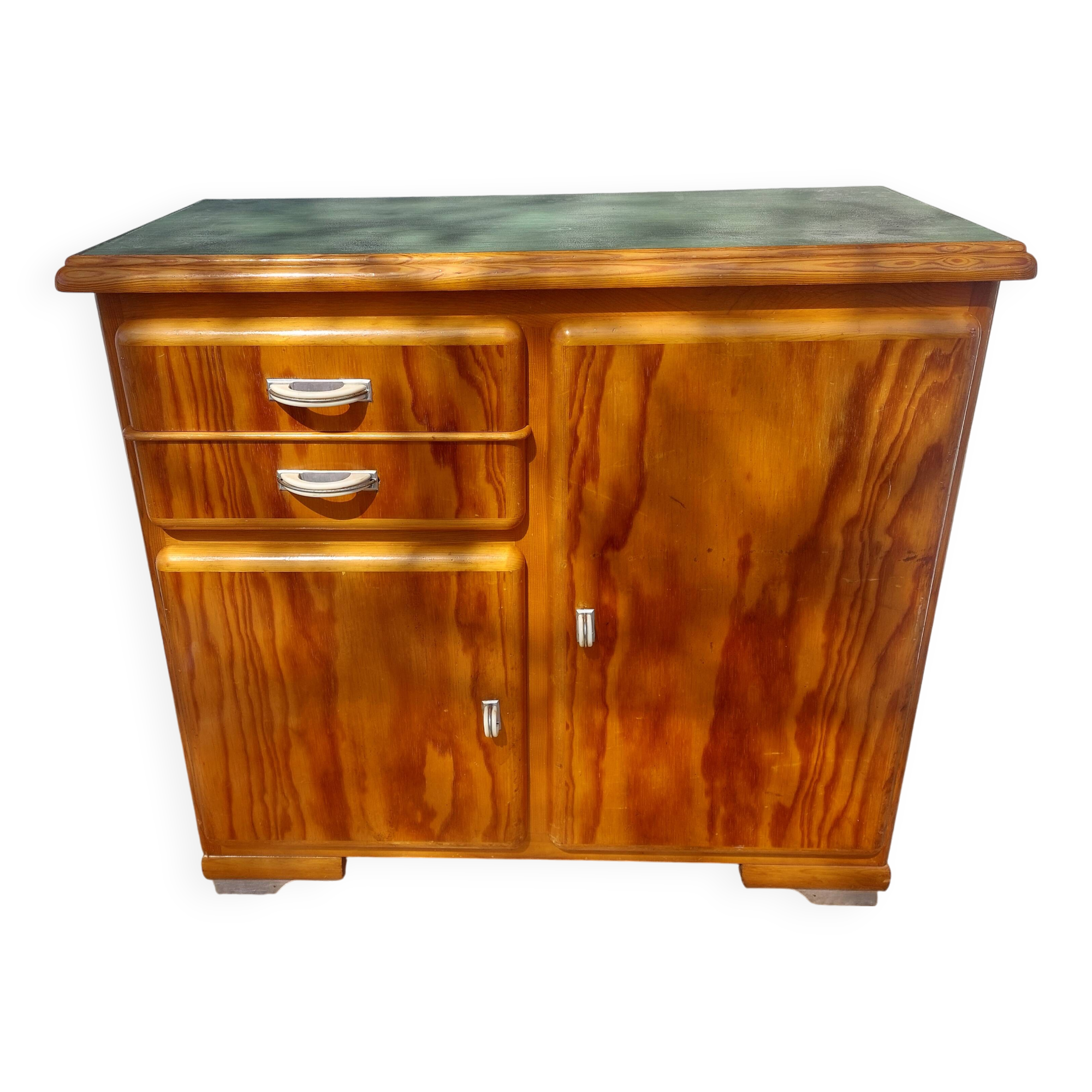 buffet Mado, portes asymétriques