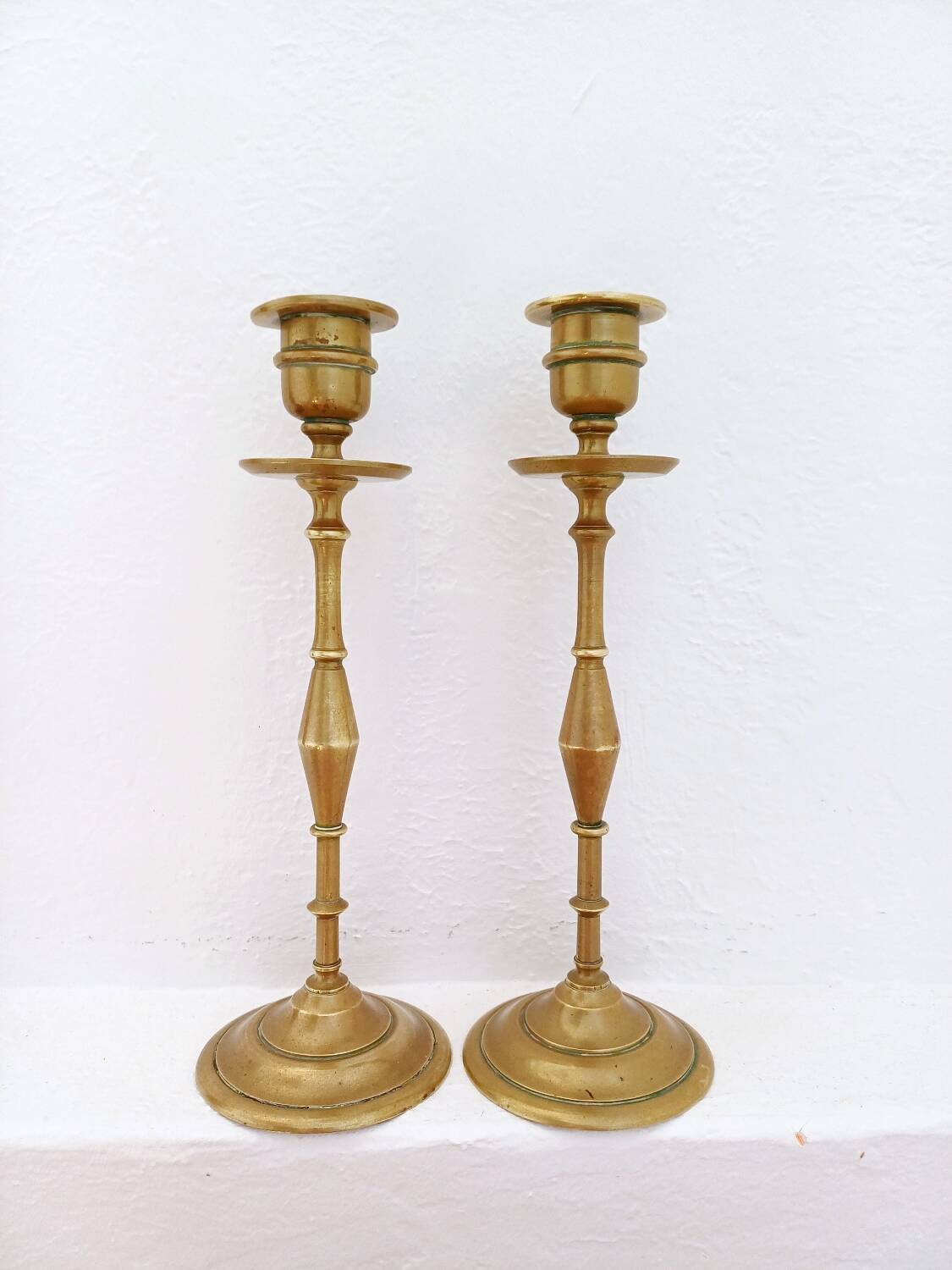 Paire de grands bougeoirs en laiton