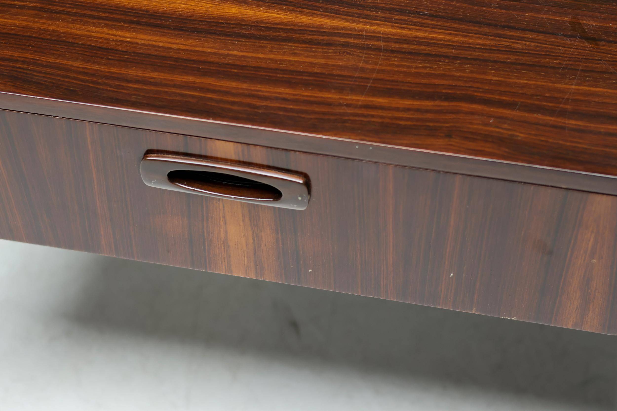 Ensemble de cinq tables d'appoint modernes en palissandre danois.