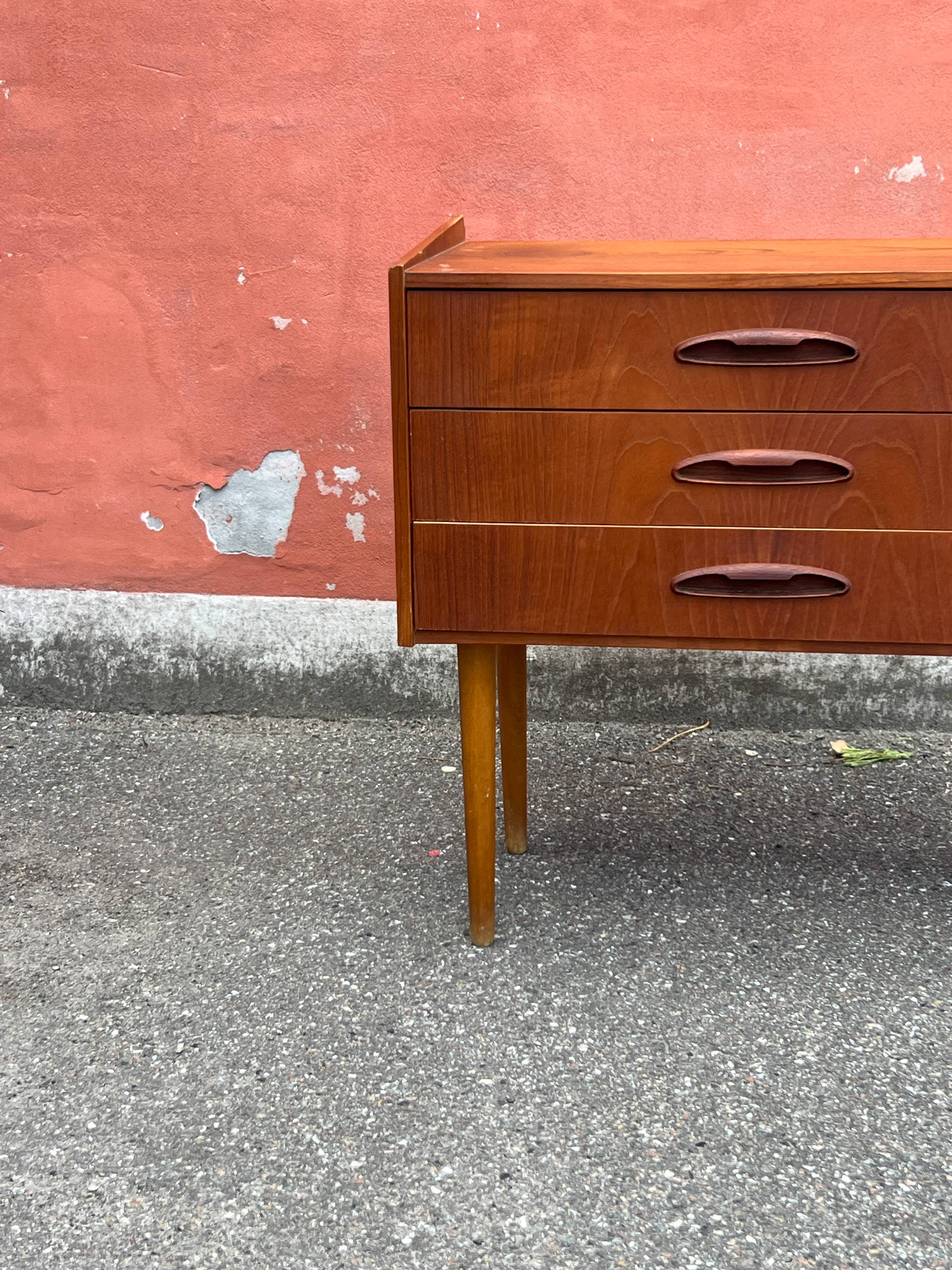 Commode en teck vintage danoise / table de nuit, moderne du milieu du siècle, 1960