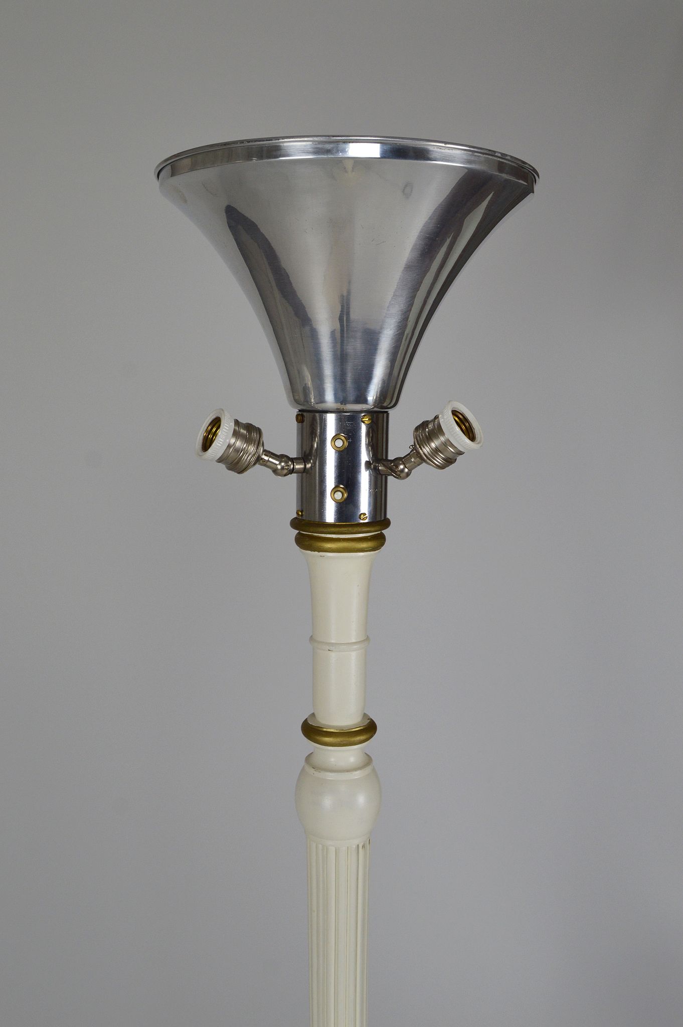 Art Deco floor lamp in white and gilded painted wood, 1925