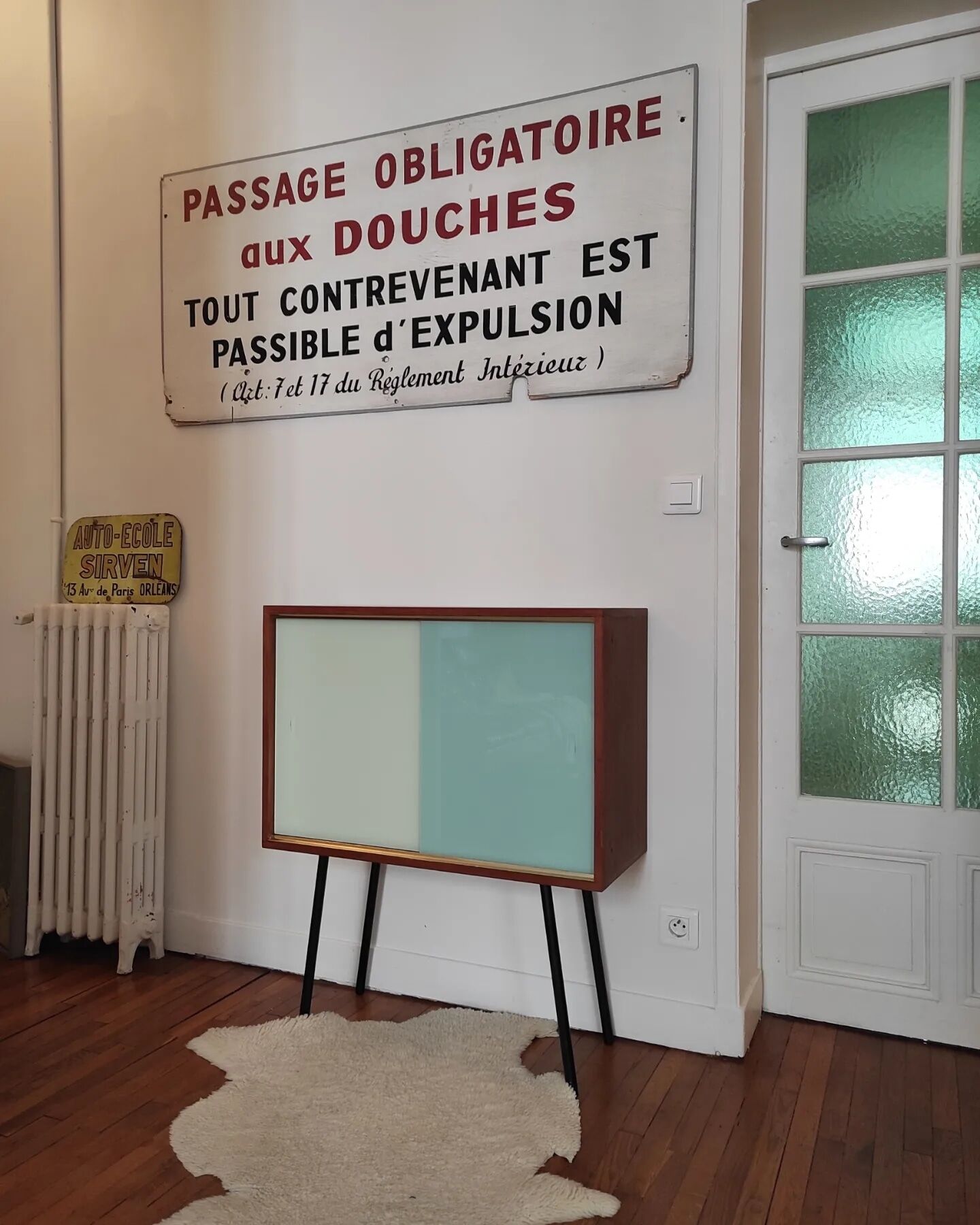 60s showcase on metal compass feet