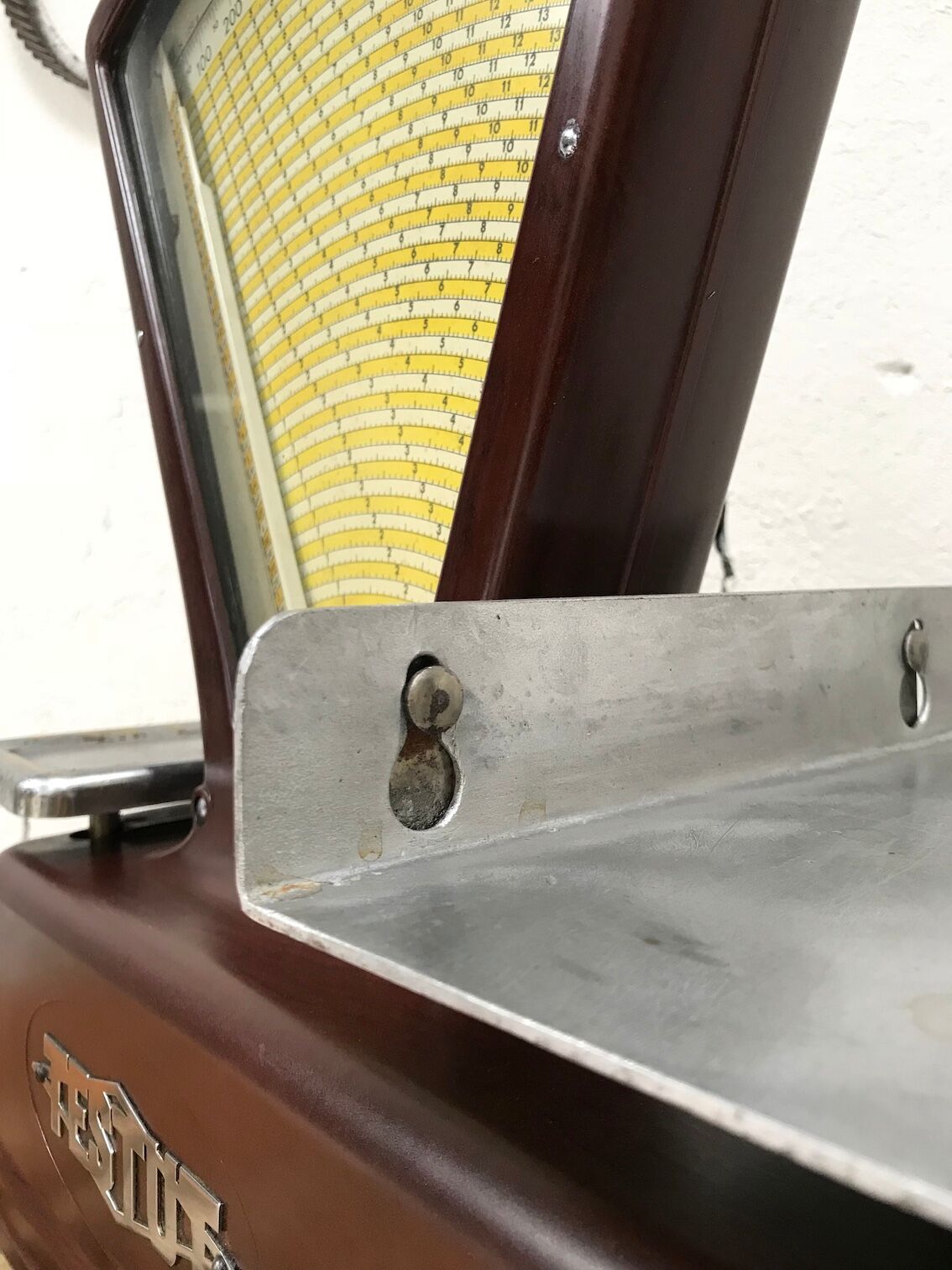 Testut kitchen scale in bakelite