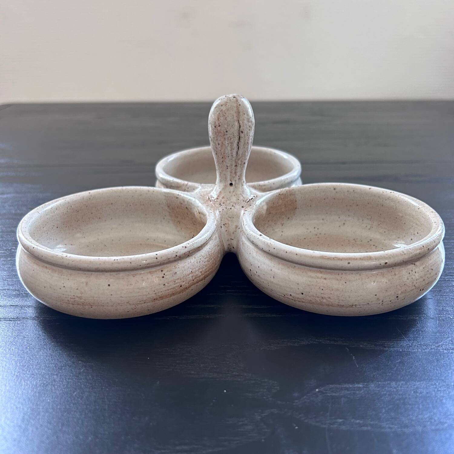 Beige stoneware servant