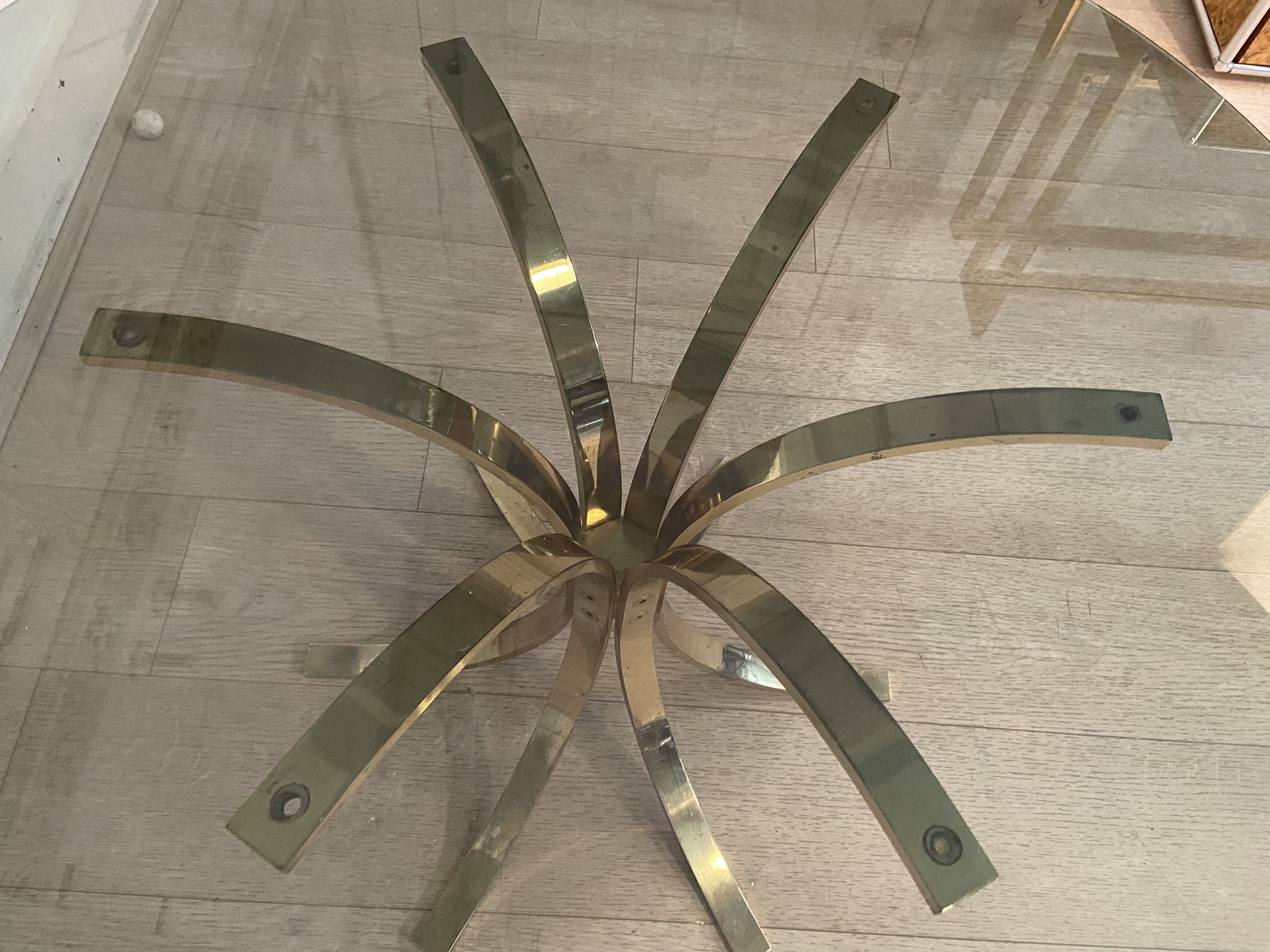 Table basse laiton et verre fumé, 1970s