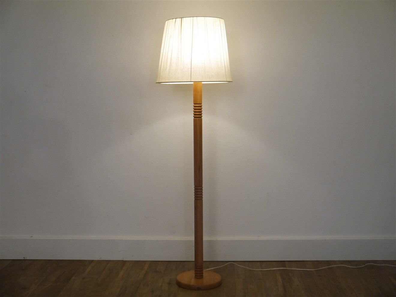 Vintage Scandinavian wooden floor lamp 1970