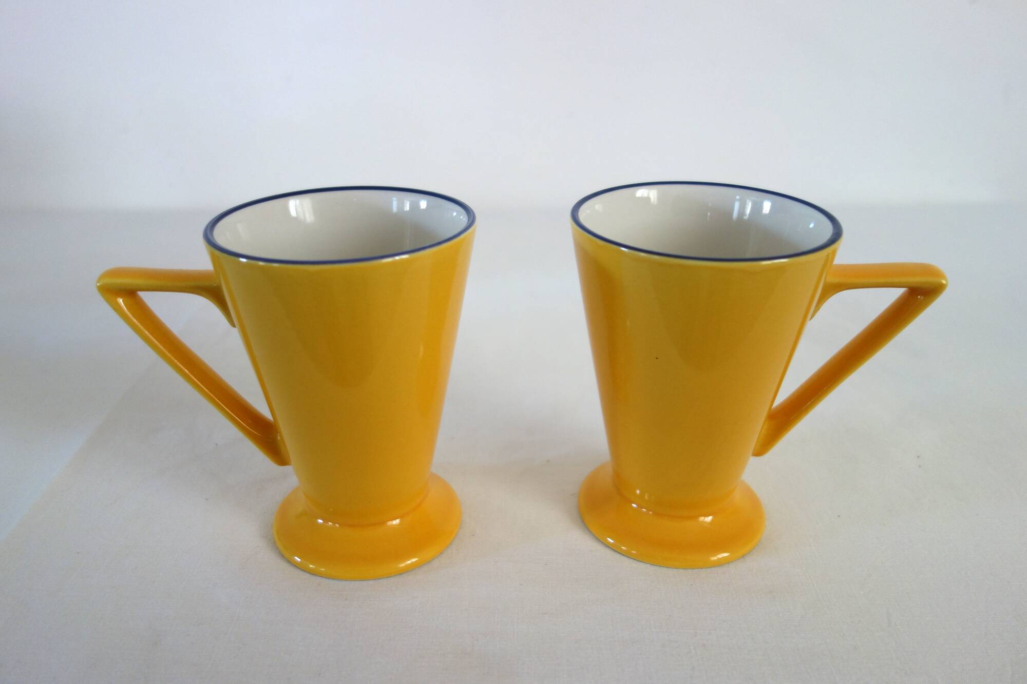 6 mugs en céramique colorée, Churchill England