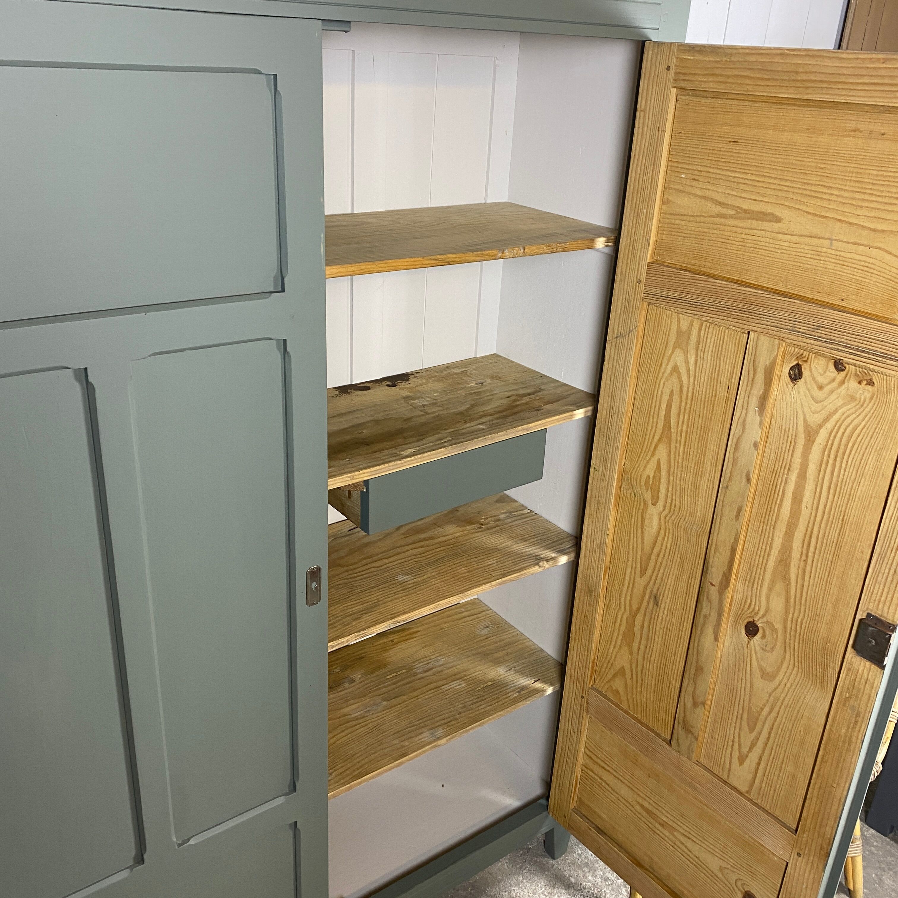 Armoire parisienne vert sauge