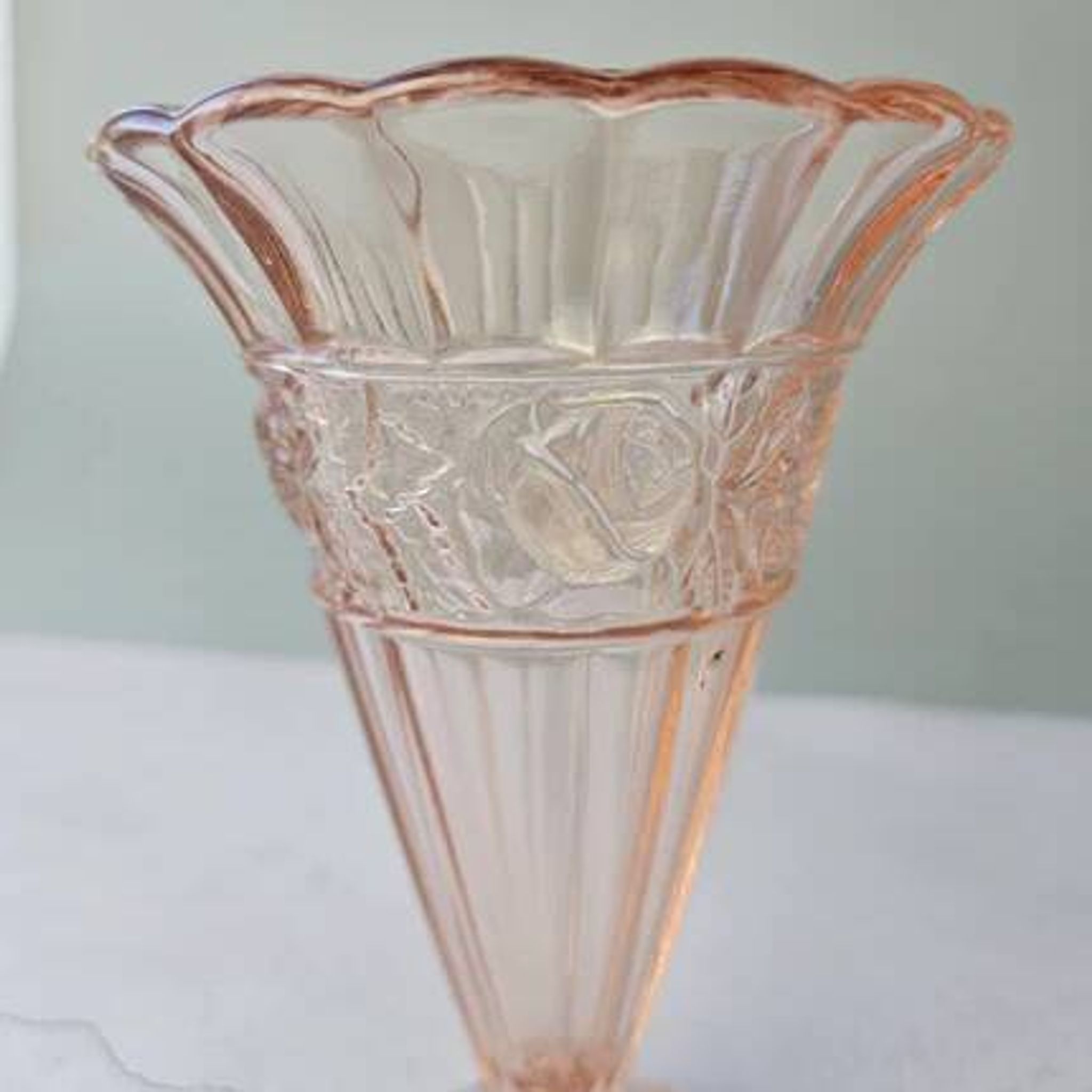 Scailmont glass vase in pressed pink glass - Art Deco Belgium