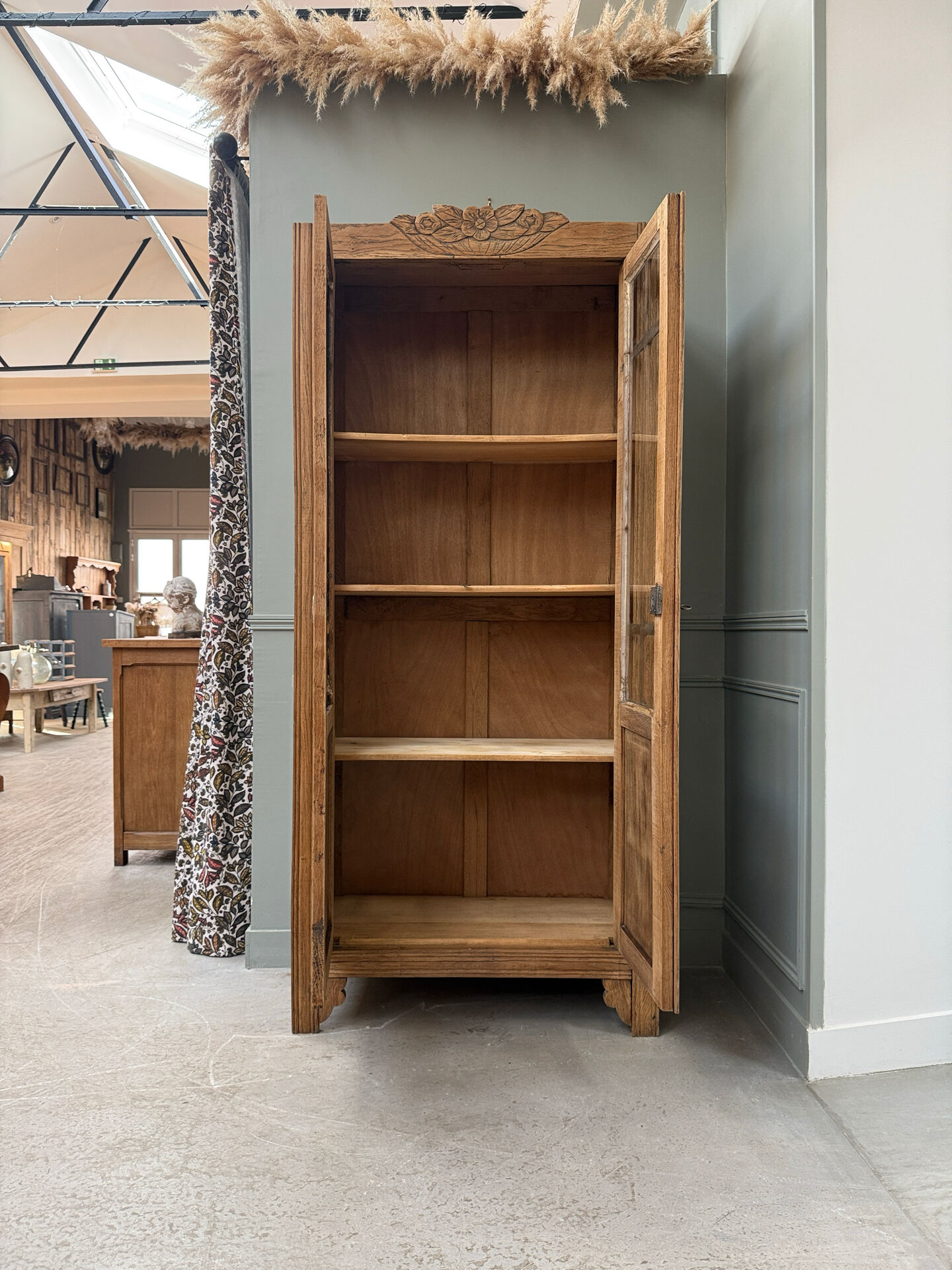 Parisian Art Deco display cabinet in oak (renovated)