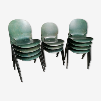 11 chaises empilables