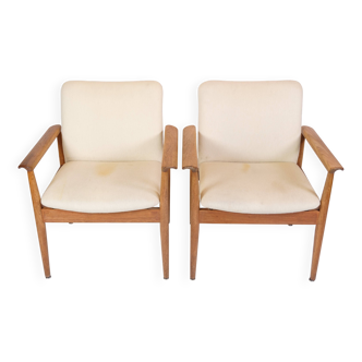 Ensemble de 2 chaises diplomates fabriquées en teck et en tissu de laine légère par Finn Juhl des années 1960