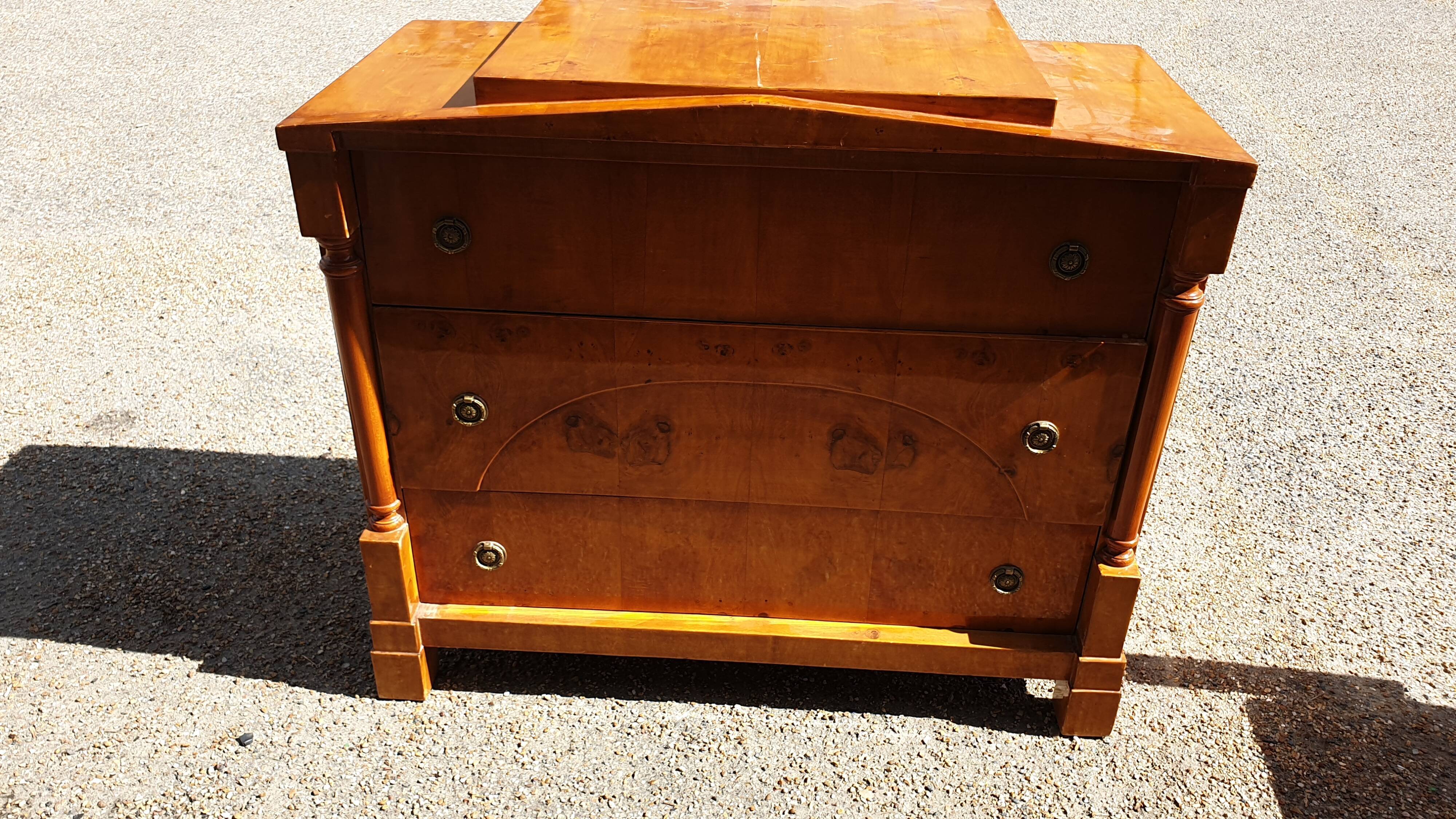 Commode en ronce de noyer XXème