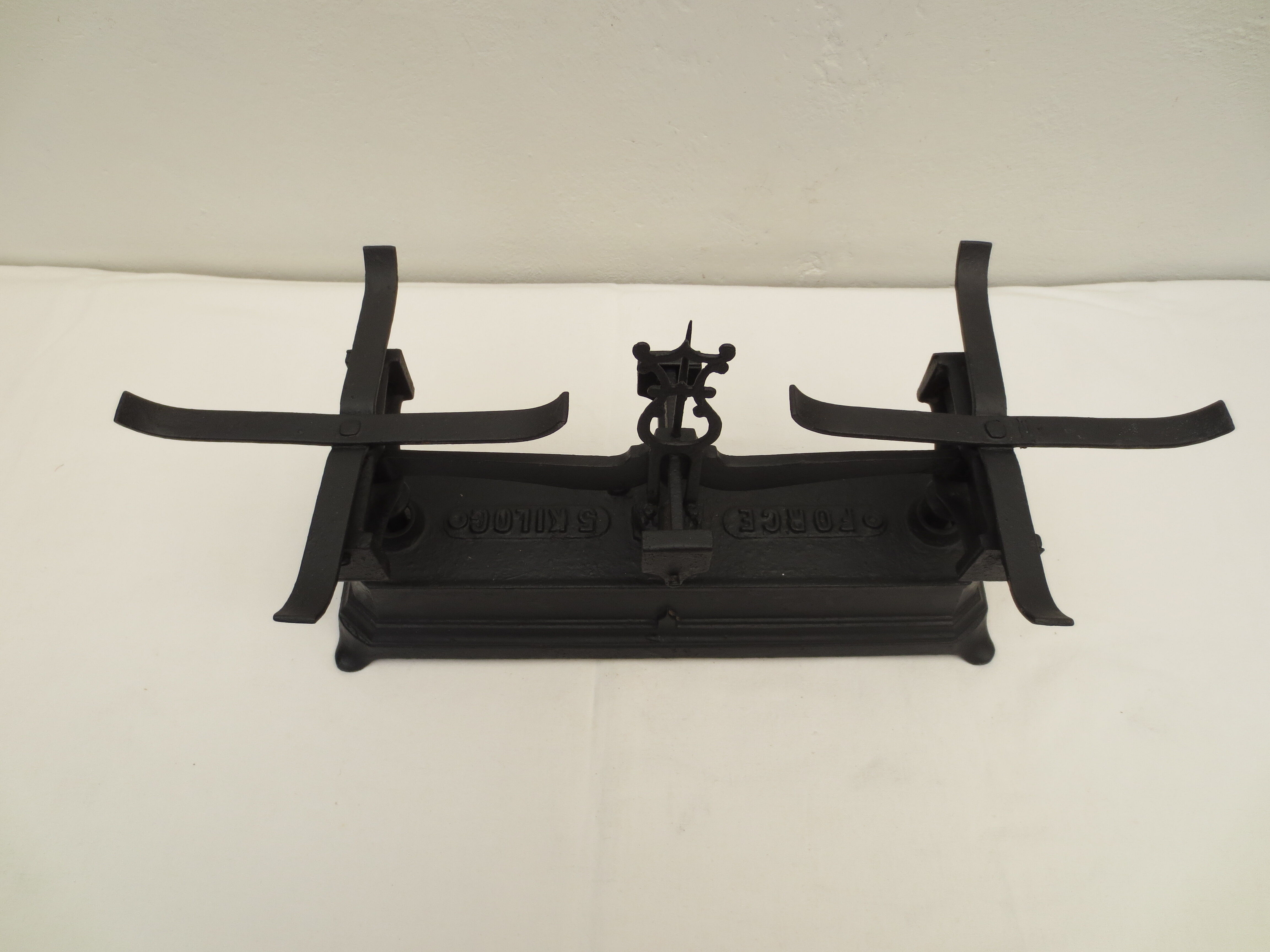 Old complete roberval balance in black cast iron with fine lines (force 5 kg)