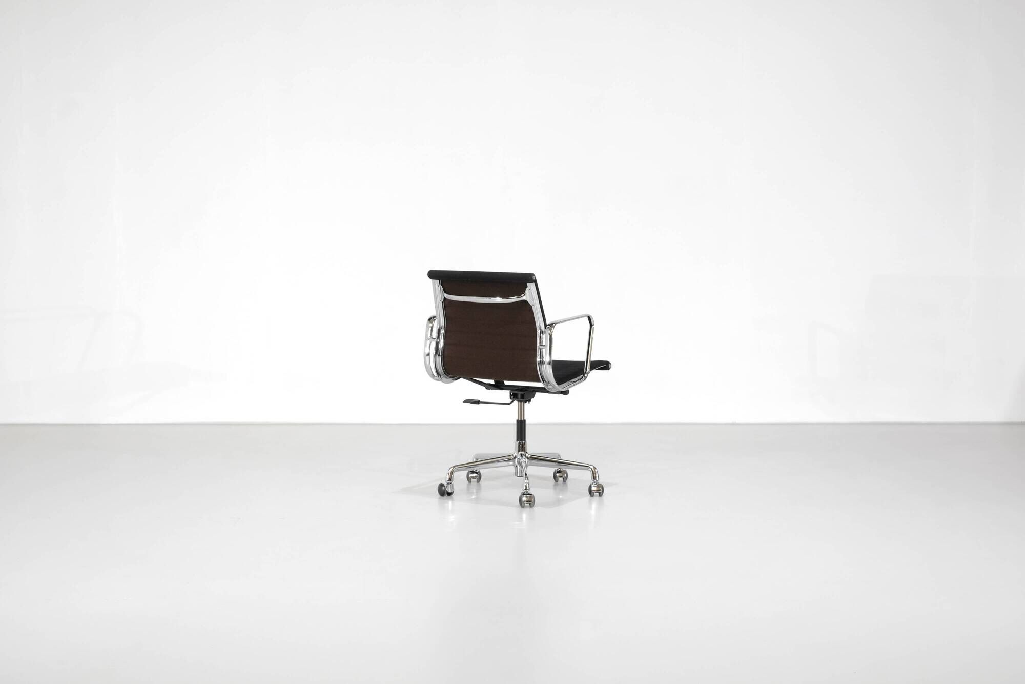 Office chair "EA 117" by Charles Ray Eames for ICF USA, 1969.