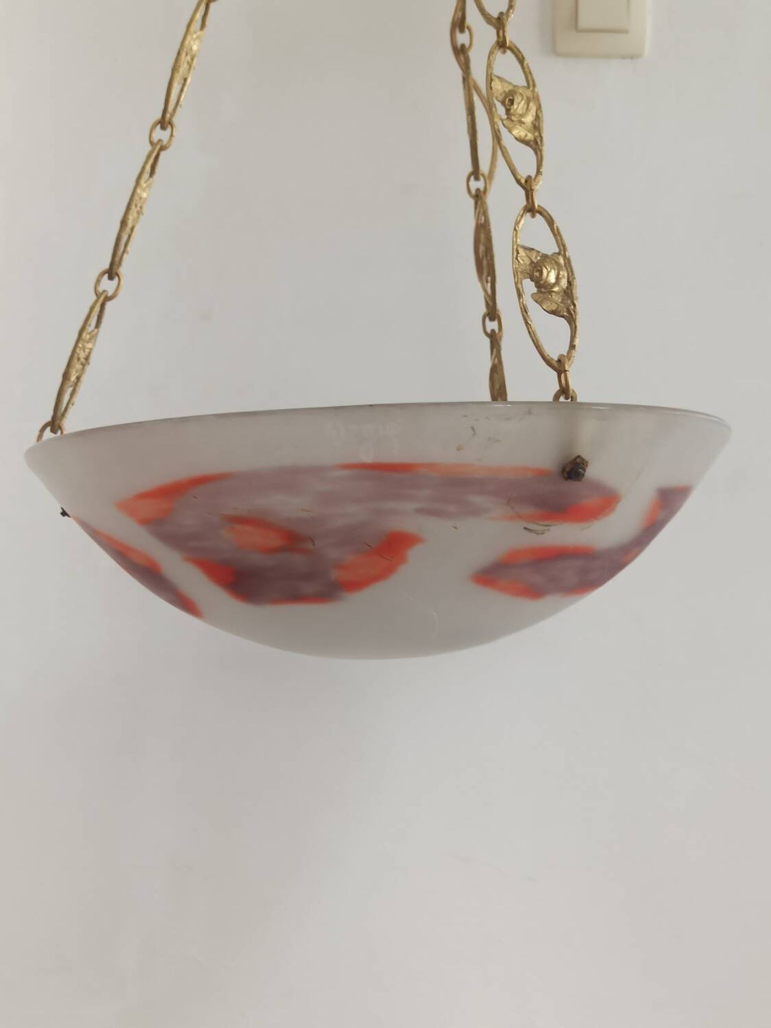Art Deco suspension in glass paste and twisted brass chain signed Degué.