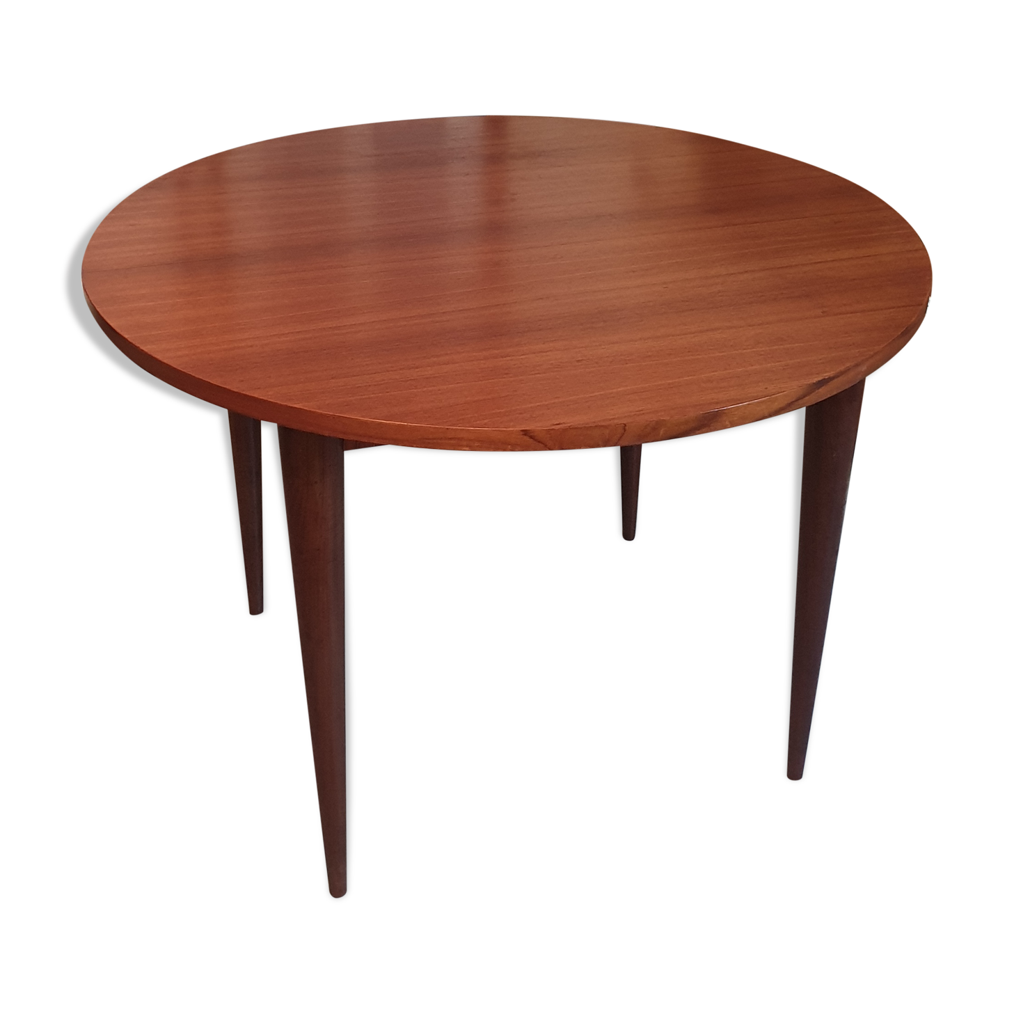 Extendable teak round table