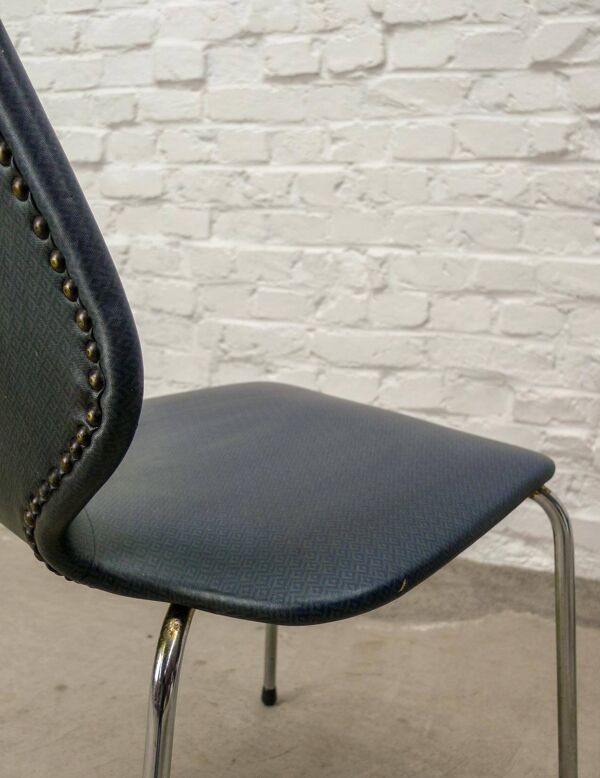 Lot de quatre chaises de cuisine vintage, similicuir bleu nuit avec revêtement chromé. Années 60