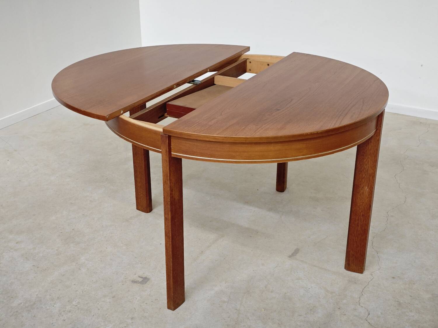 Extendable table with integrated Scandinavian style Self