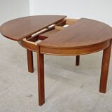 Extendable table with integrated Scandinavian style Self