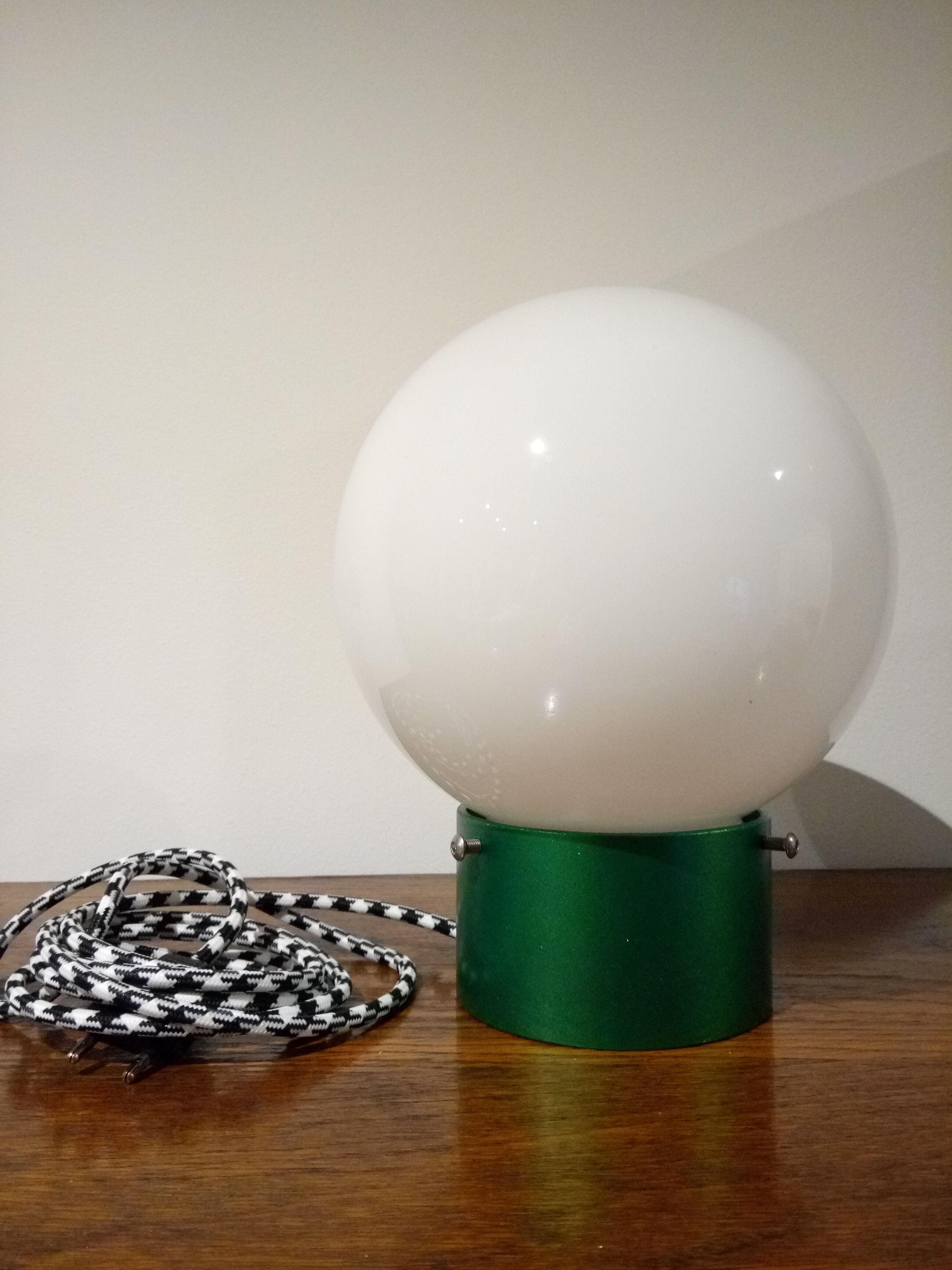 Opaline globe-laying lamp