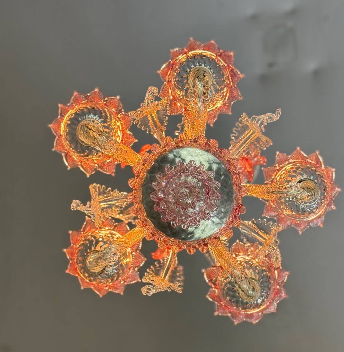 Petit lustre vénitien en verre de Murano incolore et rouge, circa 1950