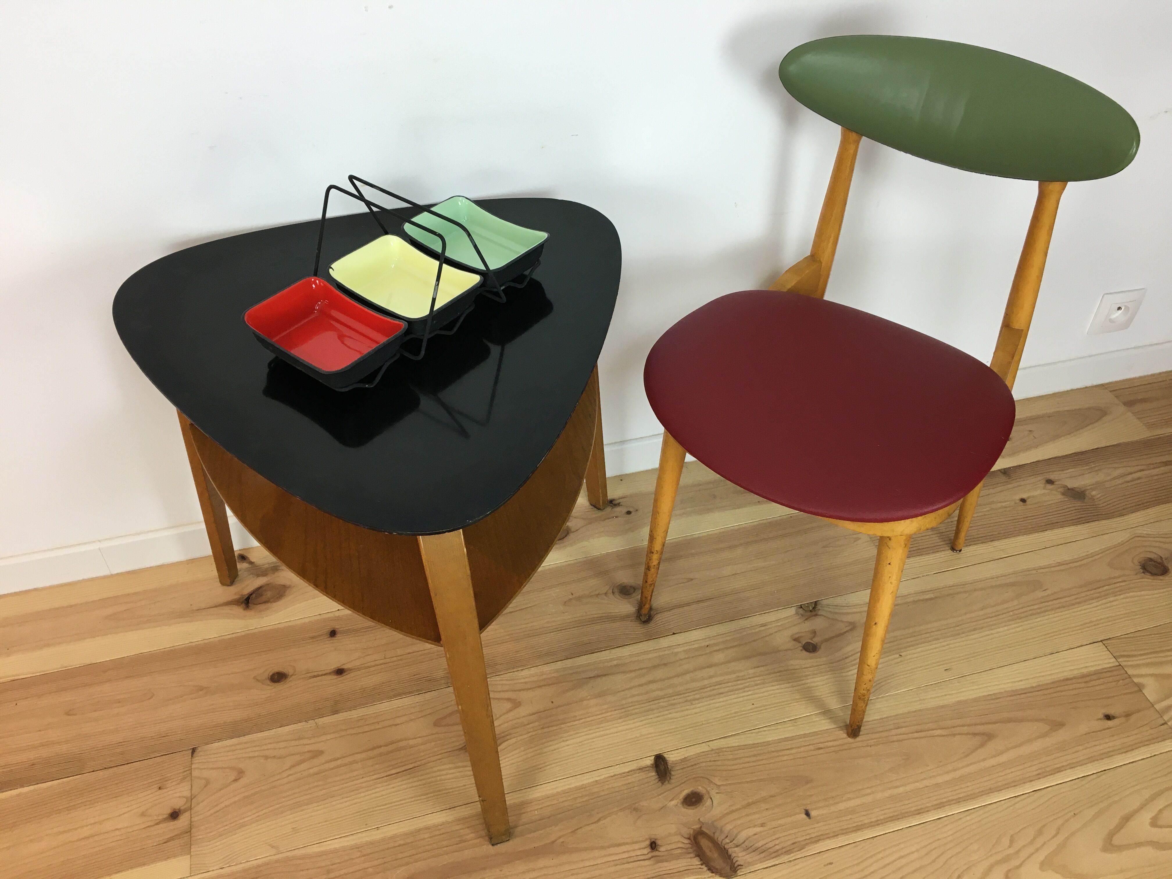 Aperitif service in coloured enamelled sheet metal, cups, ramekins