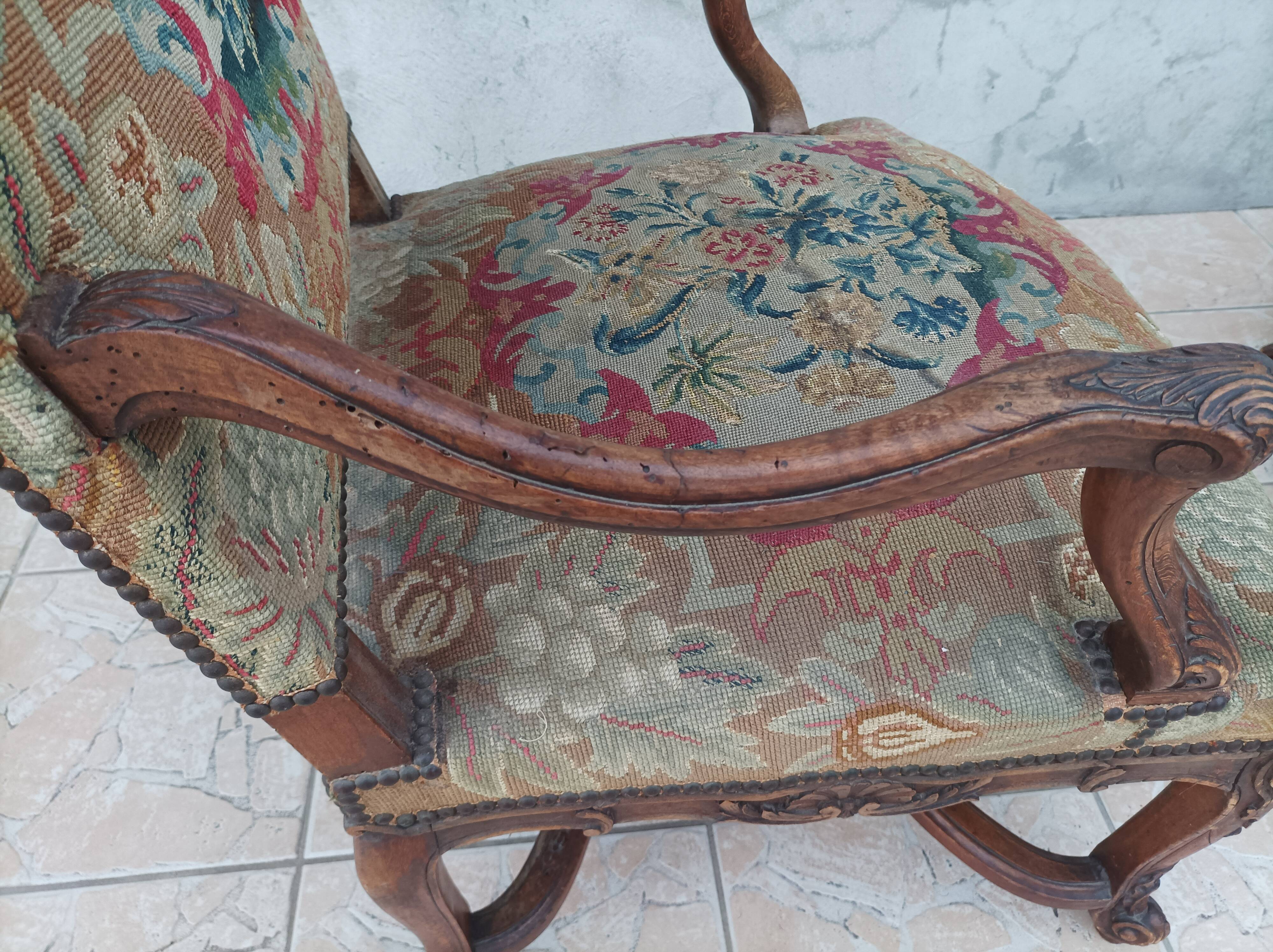 Paire de fauteuils Régence en noyer sculpté