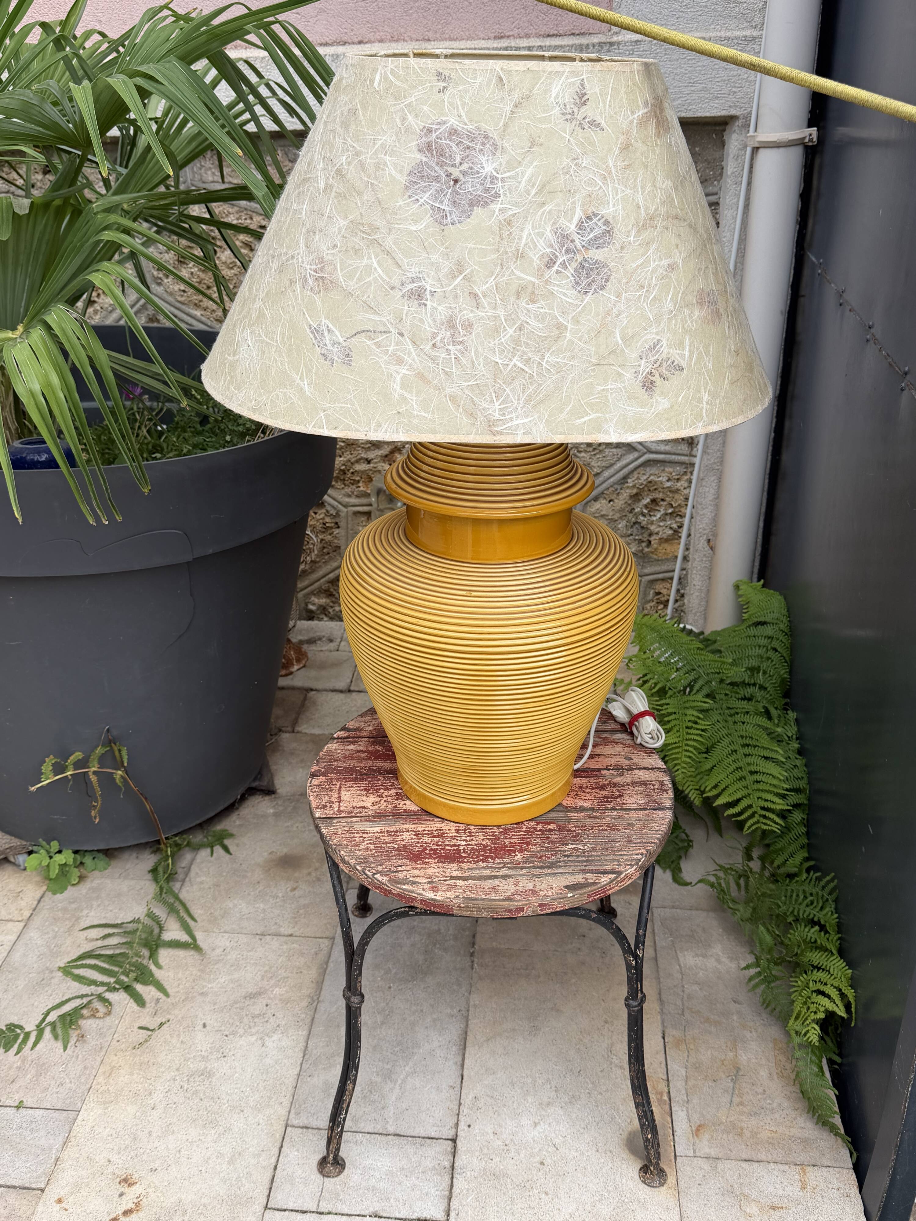 Grande lampe en céramique nervurée jaune moutarde 1970