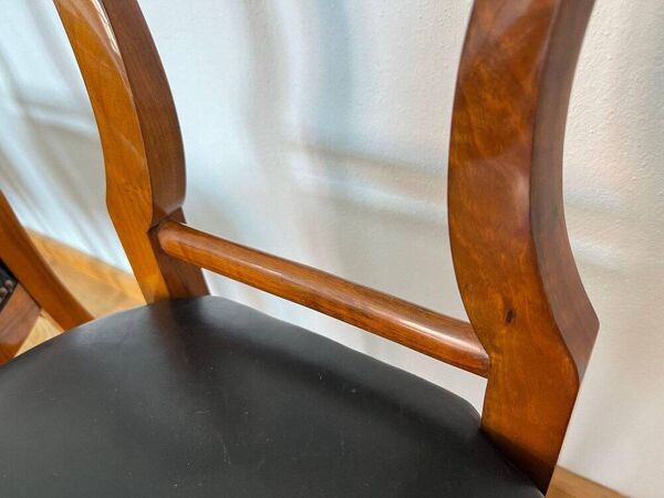 Chaise Pelle Biedermeier en placage de noyer et cuir noir, Autriche, années 1820.