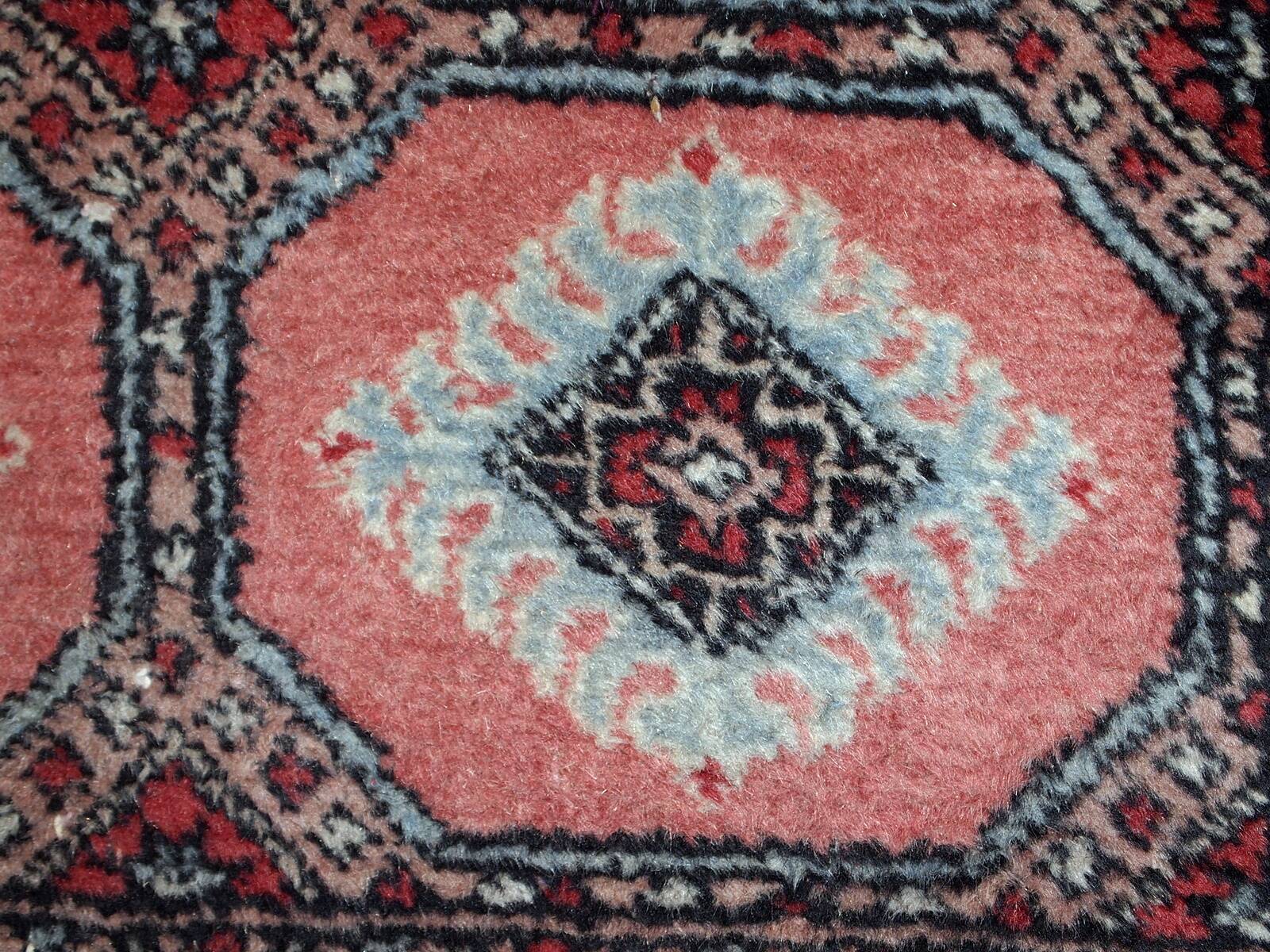 Tapis vintage fait main Bukhara en laine rose et bleu ciel (81cm x 118cm)
