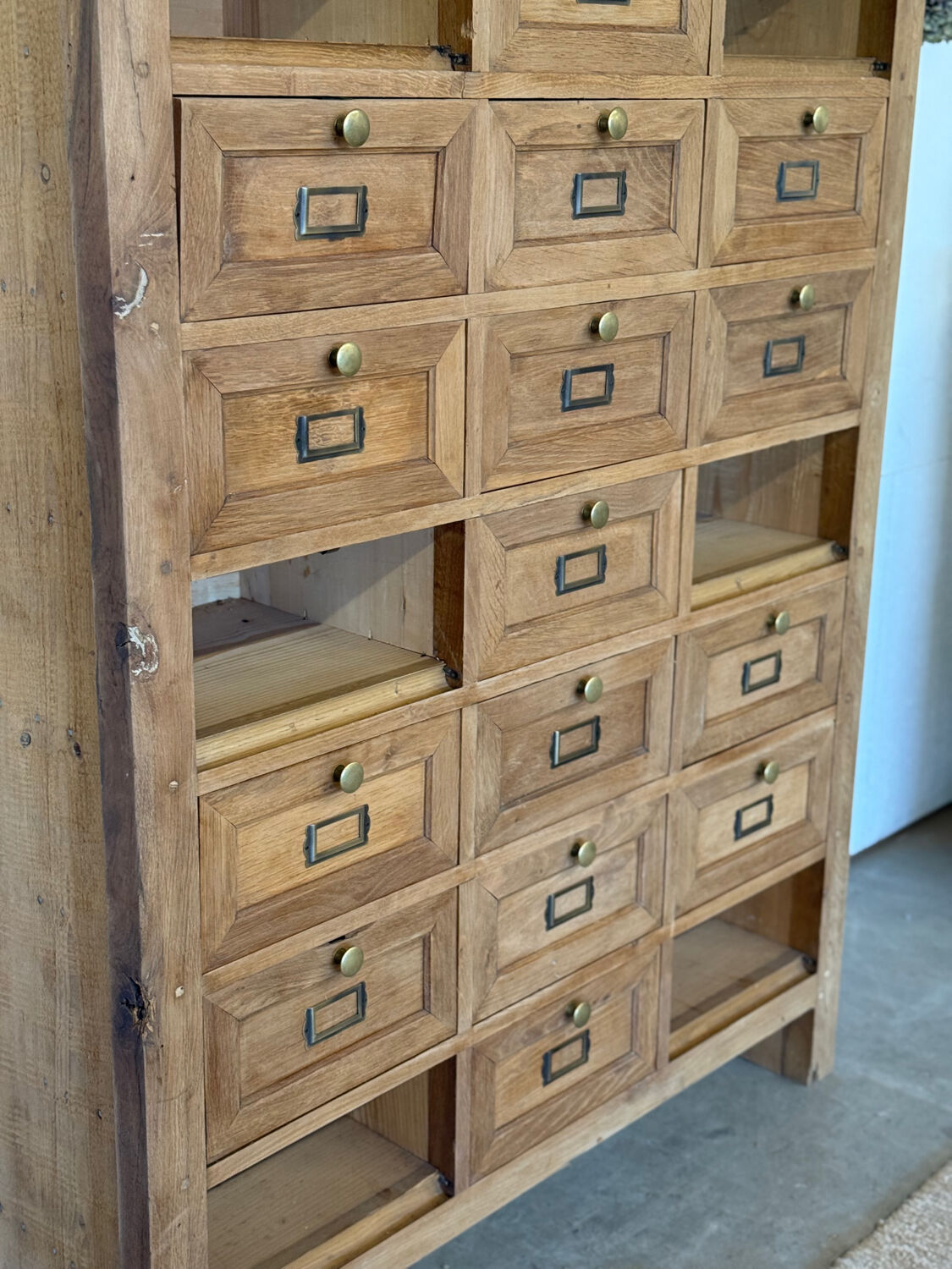 Notary cabinet with drawers