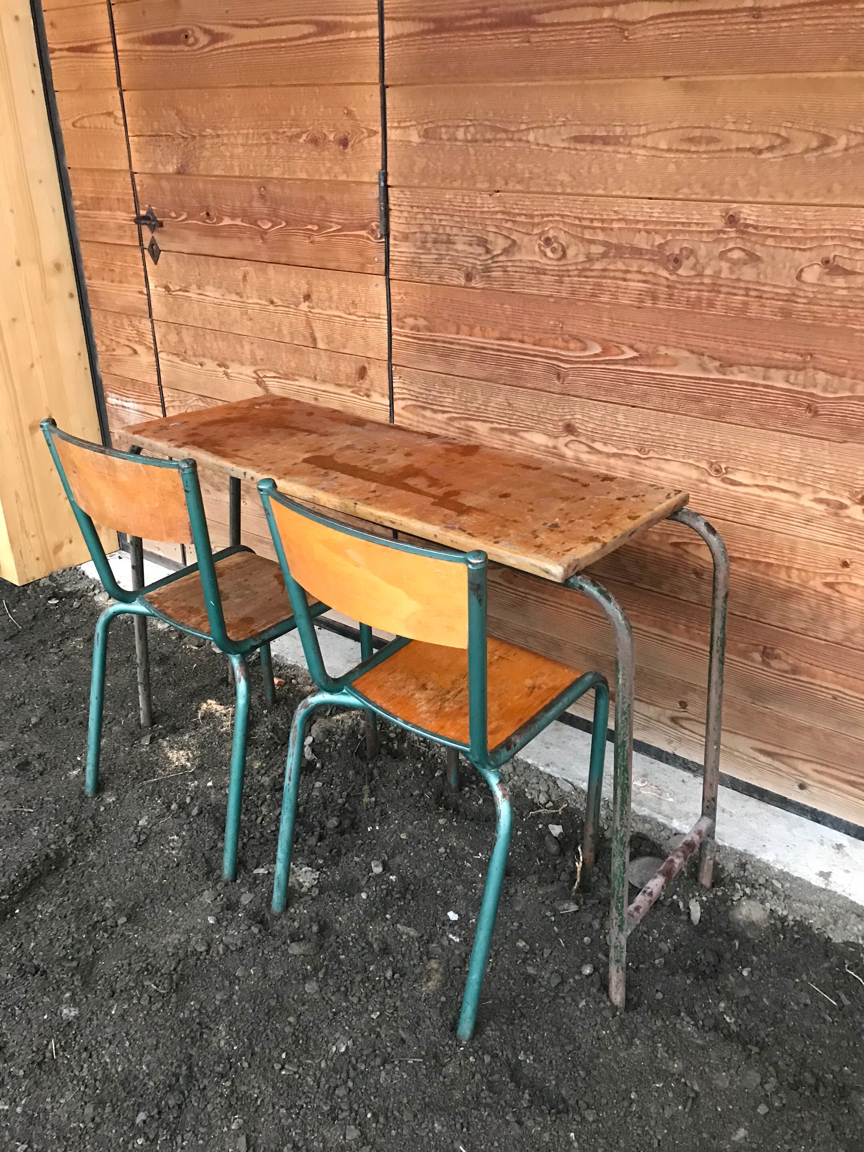 School desk with its 2 chairs