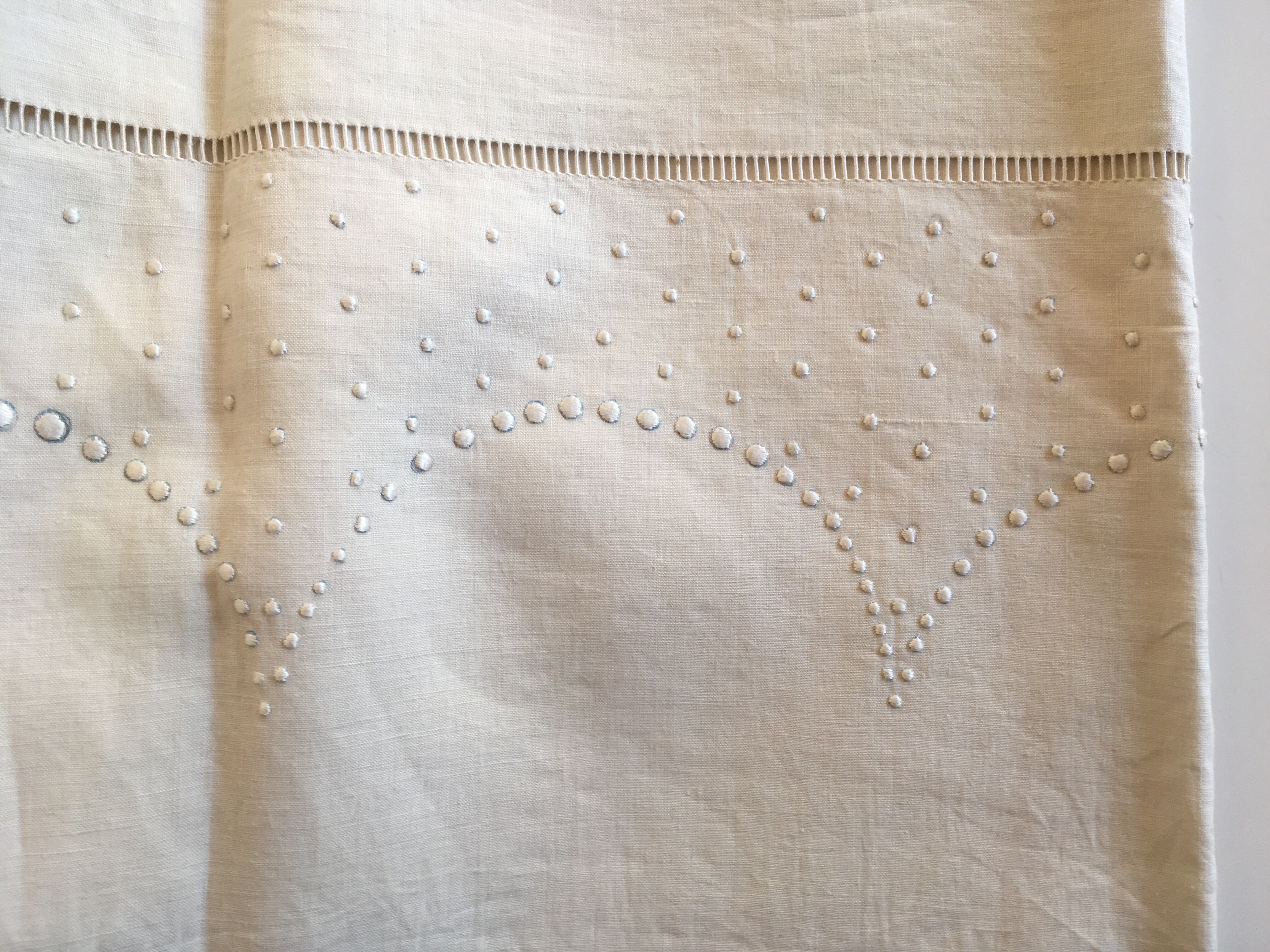 Drap et taies trousseau de réserve en fil de lin brodé de perles