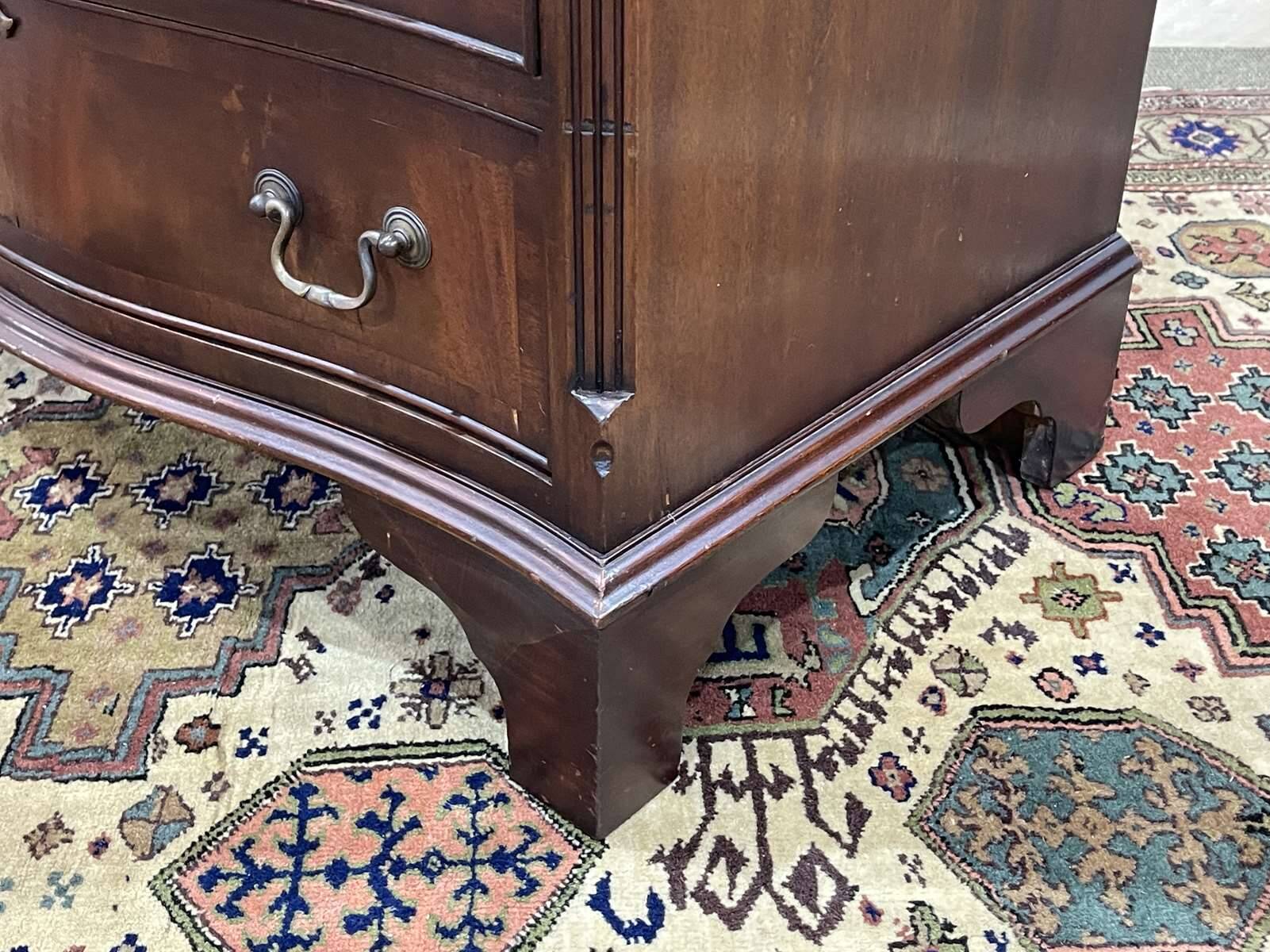 Commode anglaise des années 1950 en acajou avec une tablette