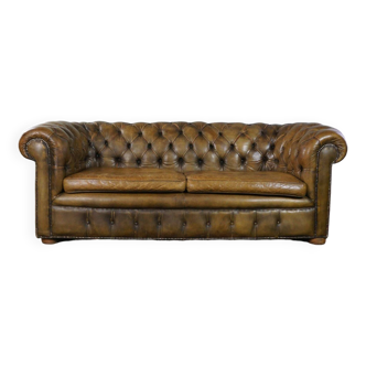 Super sturdy 2.5-seater chesterfield sofa in a beautiful moss green color